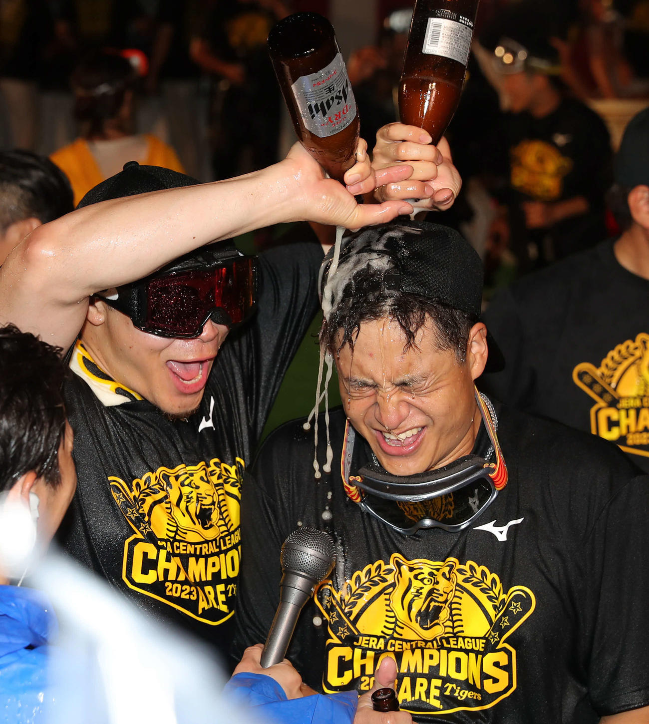 佐藤輝（左）にビールをかけられる大竹（2023年9月14日撮影）