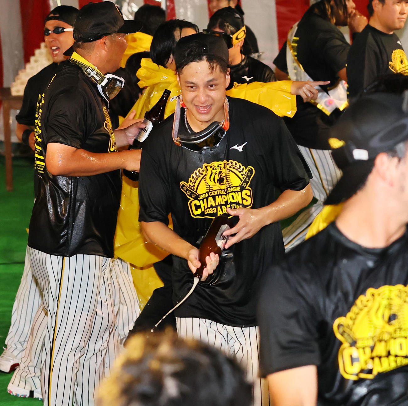 祝勝会でビールをかけあう大竹（2023年9月14日撮影）