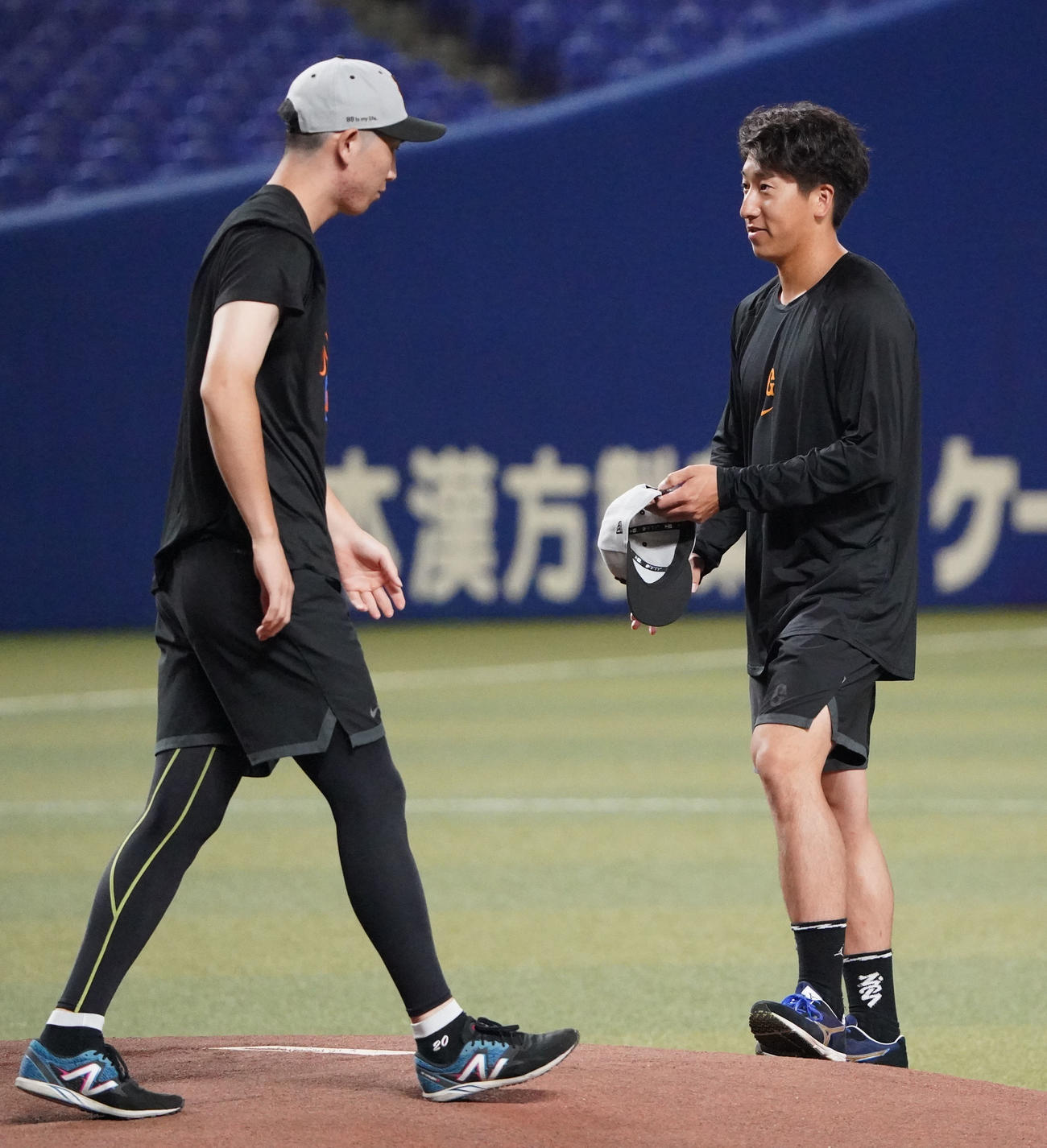 中日対巨人　マウンドを確かめる大勢（右）（撮影・森本幸一）