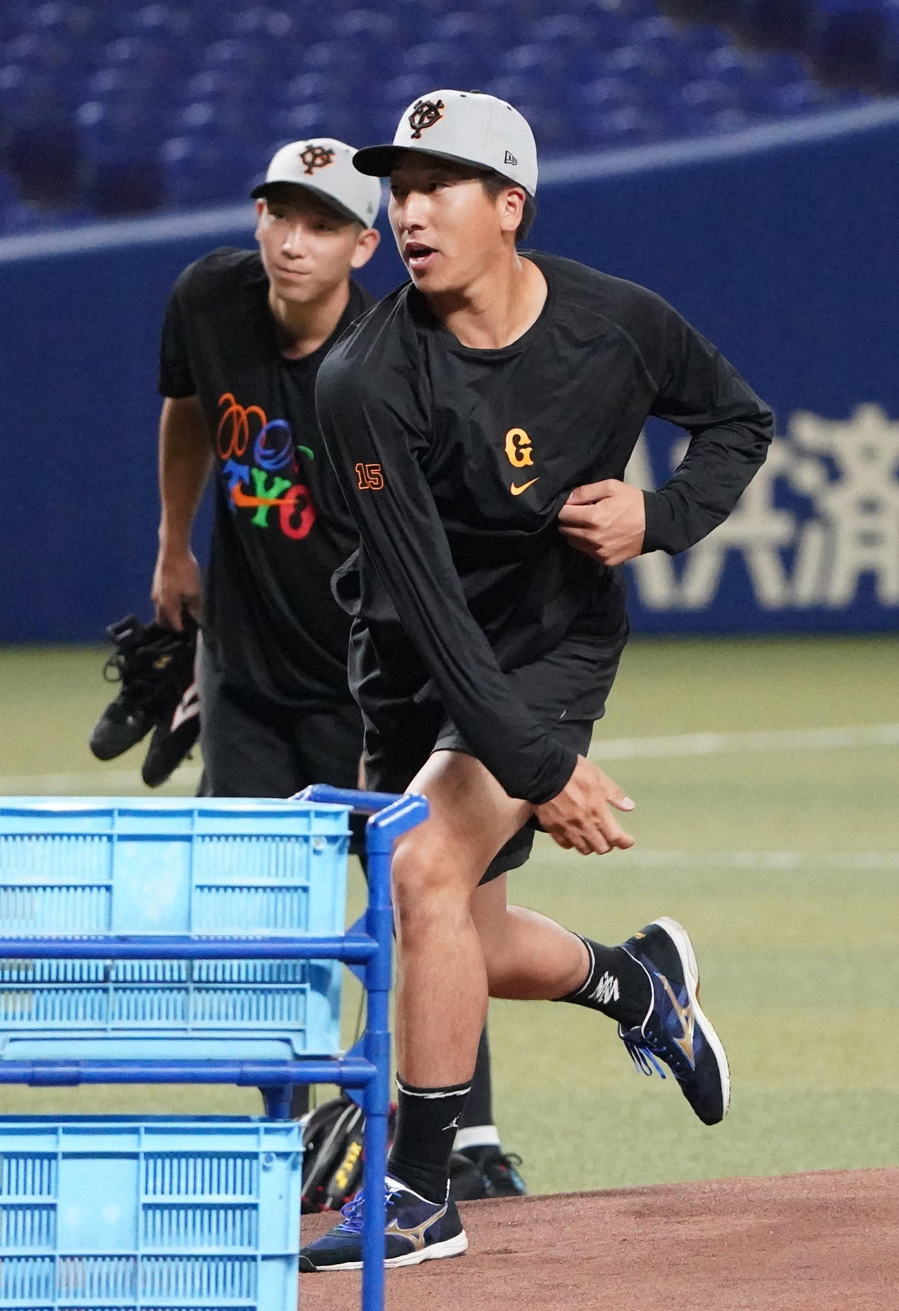 中日対巨人　マウンドを確かめる大勢（手前）（撮影・森本幸一）