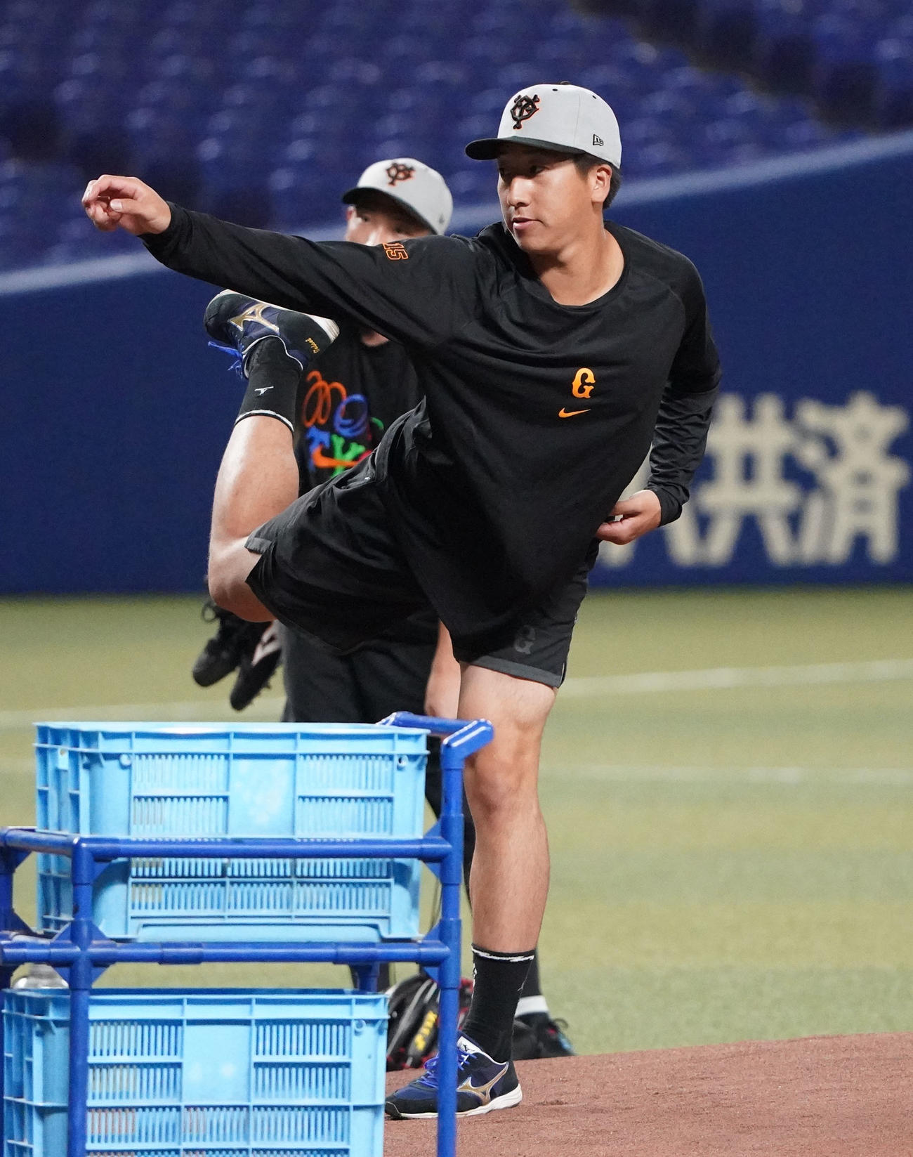 中日対巨人　マウンドを確かめる大勢（手前）（撮影・森本幸一）