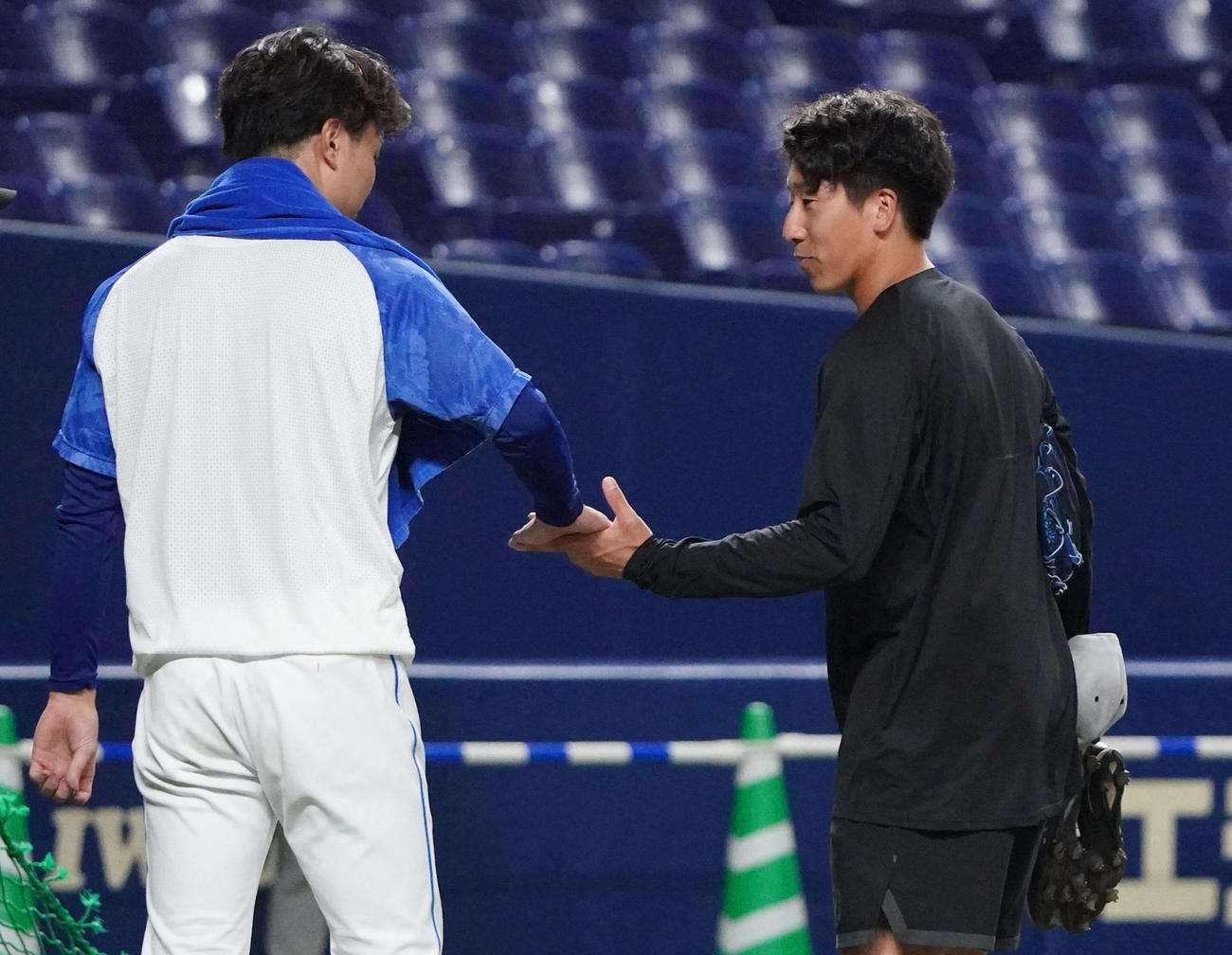 中日対巨人　高橋宏と握手を交わす大勢（右）（撮影・森本幸一）
