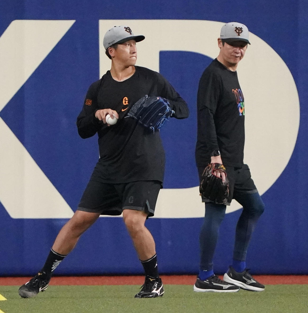 中日対巨人　キャッチボールをする大勢（左）右は阿波野投手コーチ（撮影・森本幸一）