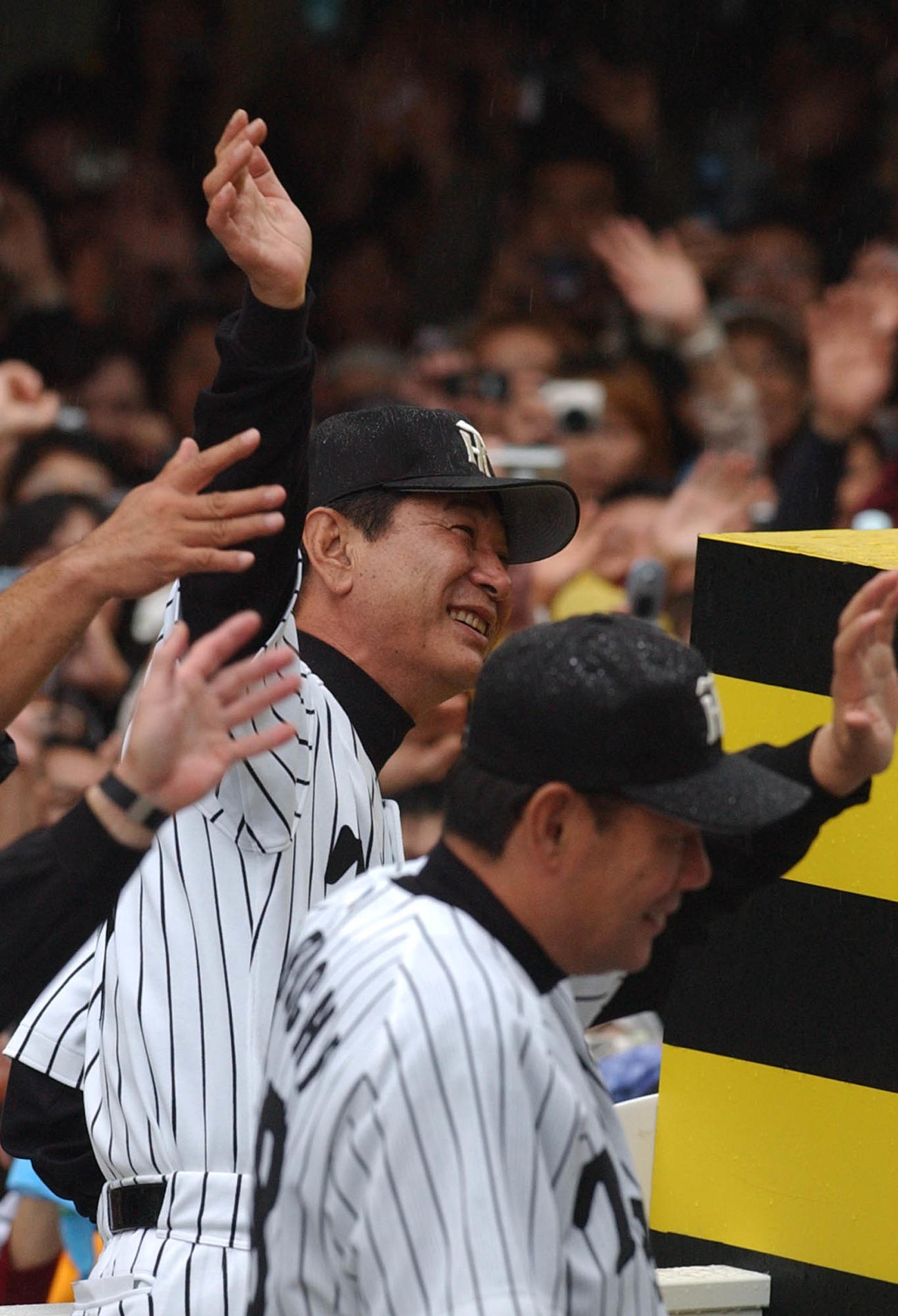 神戸でのセリーグ優勝祝賀パレードで沿道の観衆に手を振る阪神星野仙一監督（2003年11月撮影）