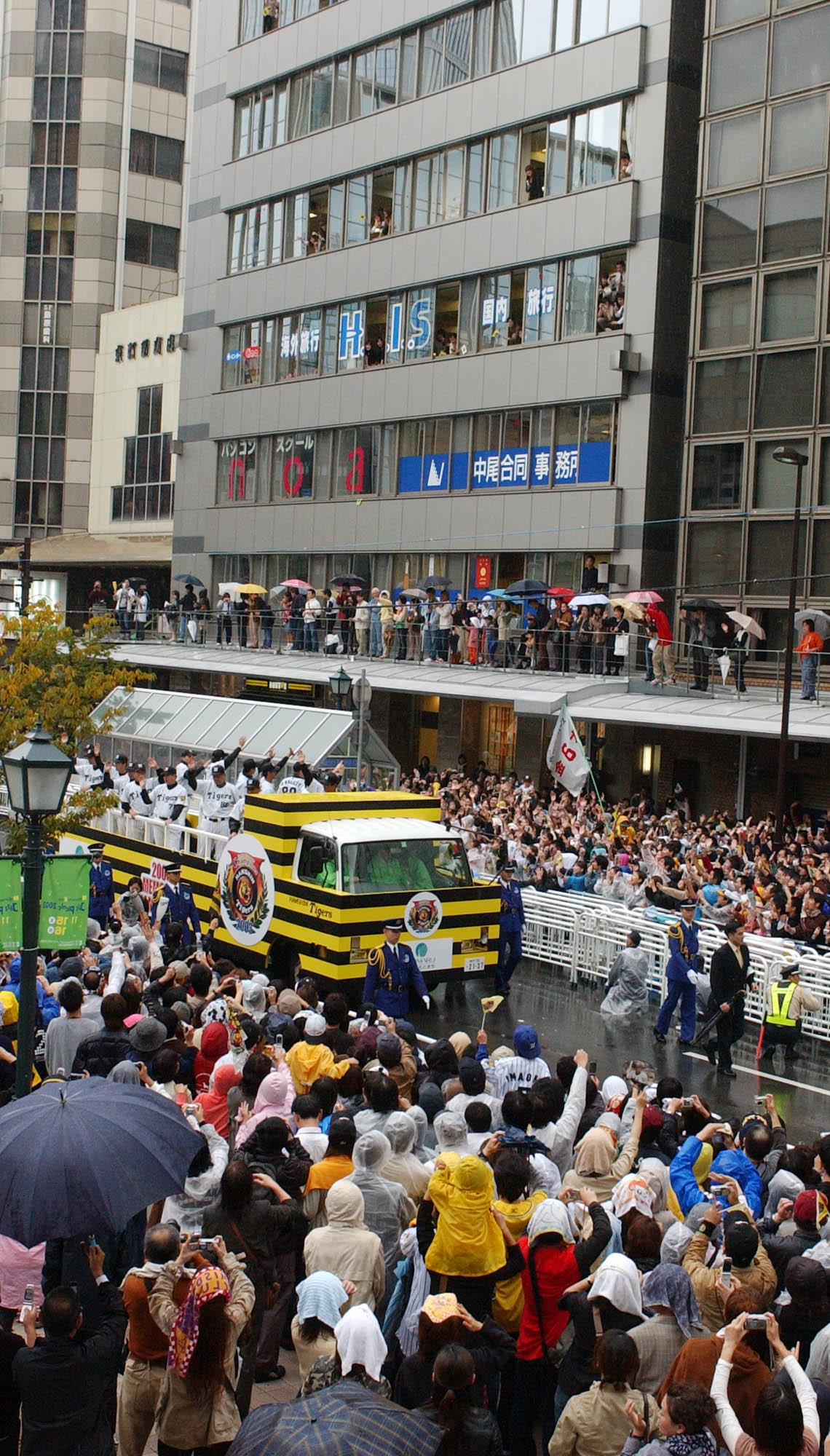 午前の大阪に続いて神戸でもセリーグ優勝を祝うパレードを行った阪神ナイン（2003年11月撮影）