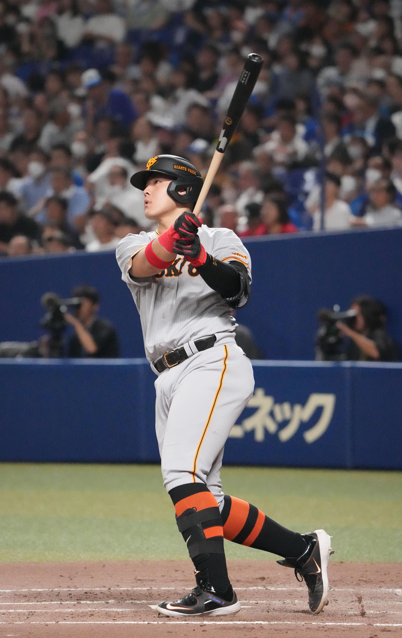中日対巨人　4回表巨人1死、左越えソロ本塁打を放つ岡本和（撮影・森本幸一）