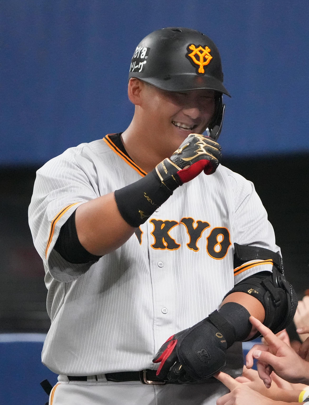 中日対巨人　4回表巨人2死、左越えソロ本塁打を放ちナインとタッチを交わす中田翔（左）（撮影・森本幸一）