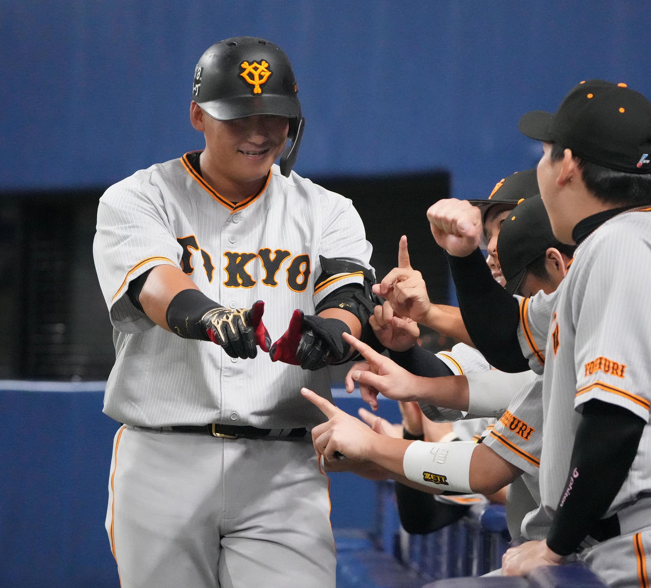 中日対巨人　4回表巨人2死、左越えソロ本塁打を放ちナインとタッチを交わす中田翔（左）（撮影・森本幸一）