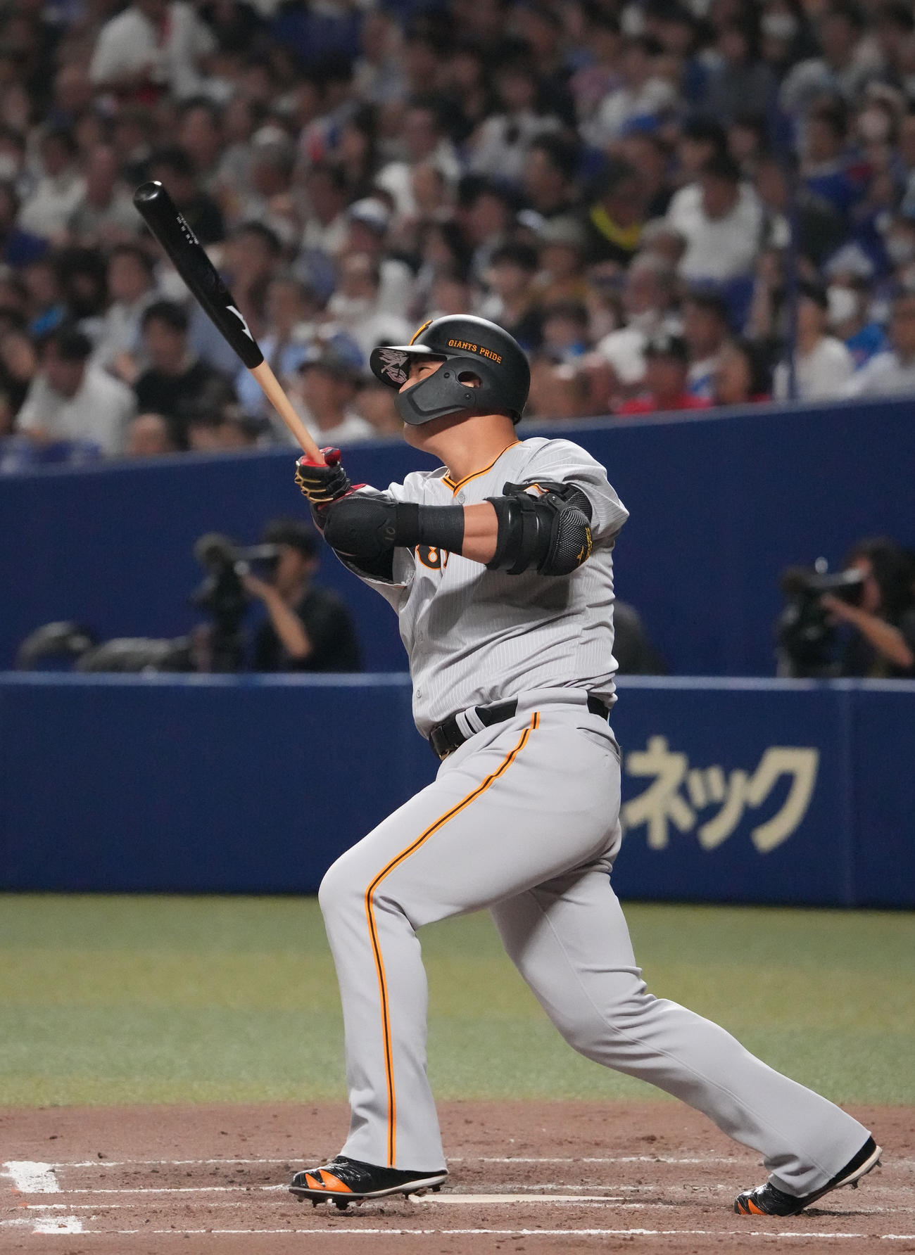 中日対巨人　4回表巨人2死、左越えソロ本塁打を放つ中田翔（撮影・森本幸一）