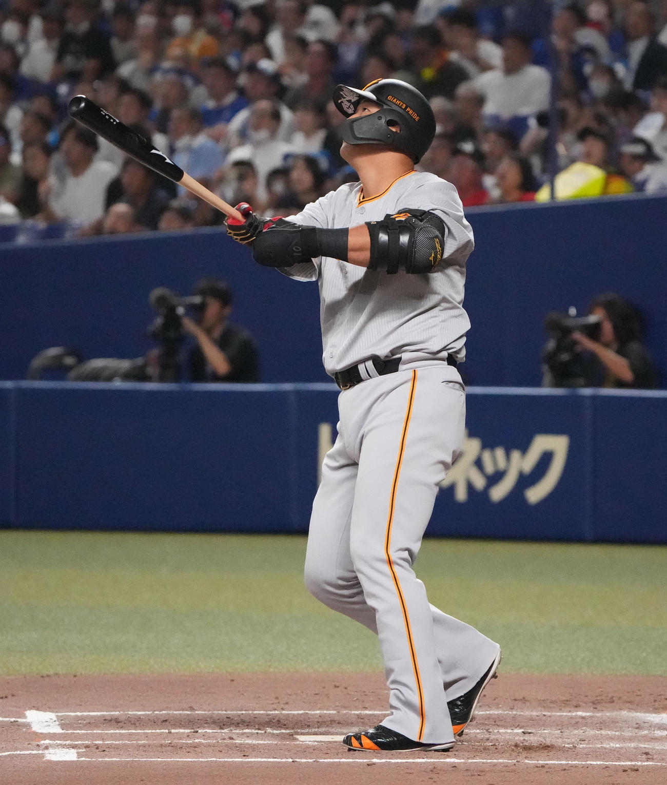 中日対巨人　2回表巨人無死一、三塁、左犠飛を放つ中田翔（撮影・森本幸一）