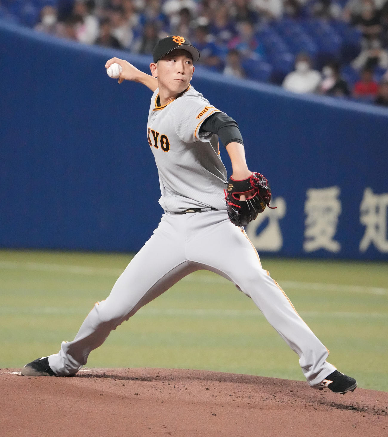 中日対巨人　1回裏、登板する巨人先発の戸郷（撮影・森本幸一）