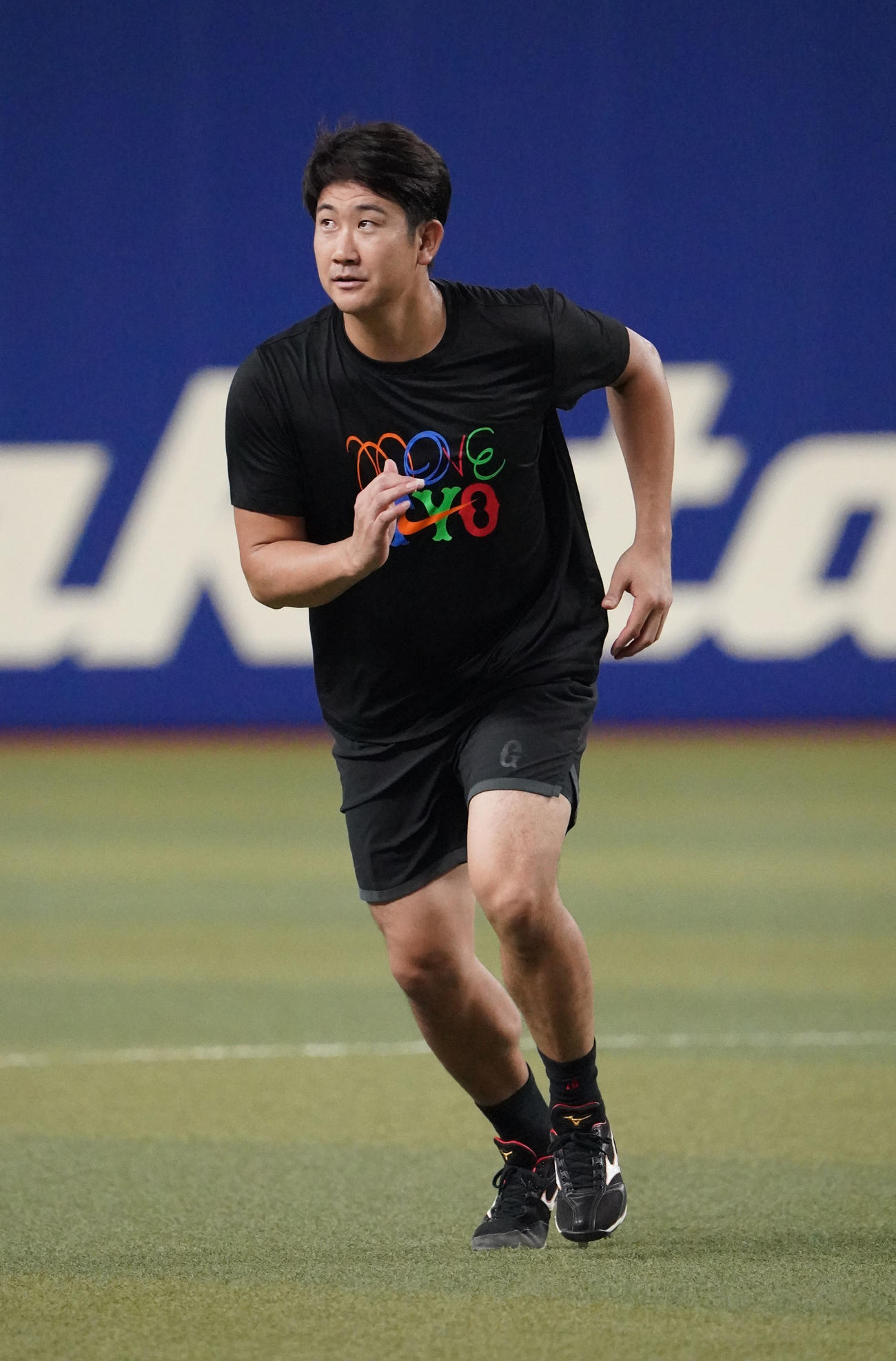 中日対巨人　ランニングをする菅野（撮影・森本幸一）