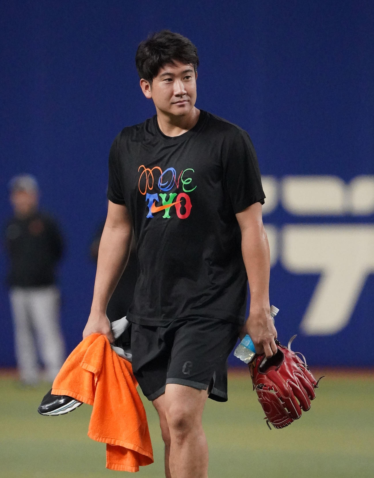 中日対巨人　練習を終えベンチへ戻る菅野（撮影・森本幸一）