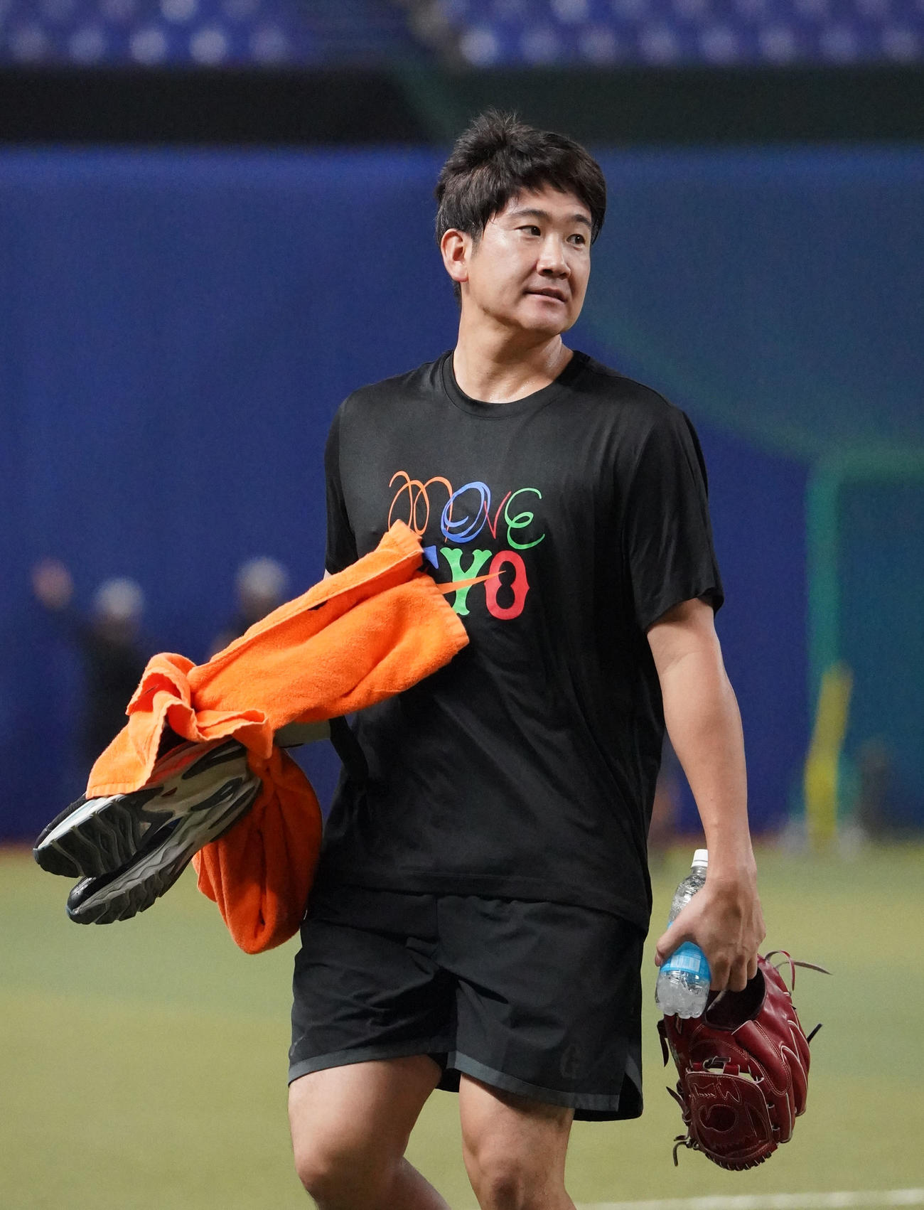 中日対巨人　練習を終えベンチへ戻る菅野（撮影・森本幸一）