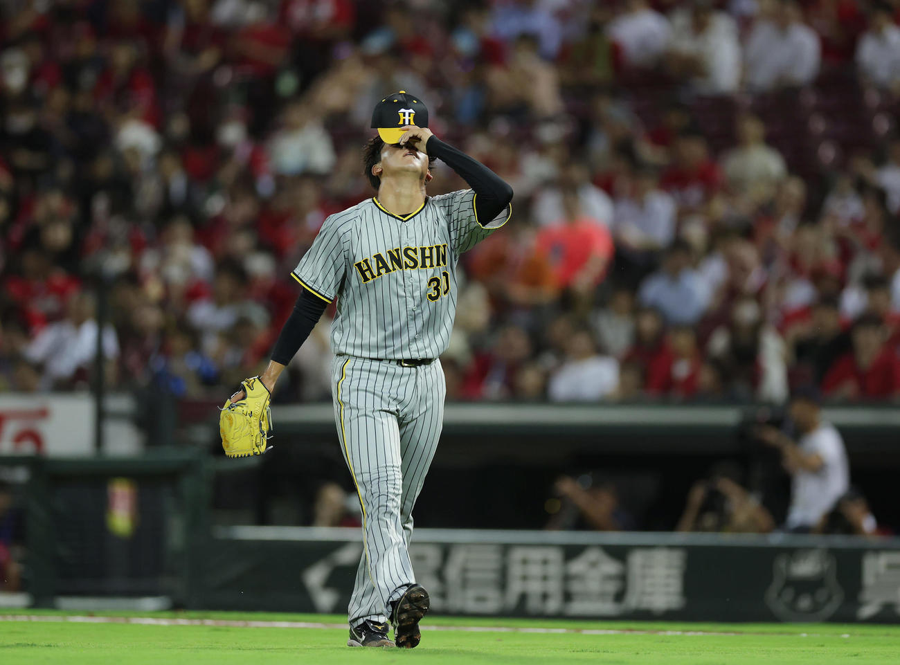 広島対阪神　3回裏を投げ終え、悔しそうにベンチへ戻る阪神門別（撮影・前田充）
