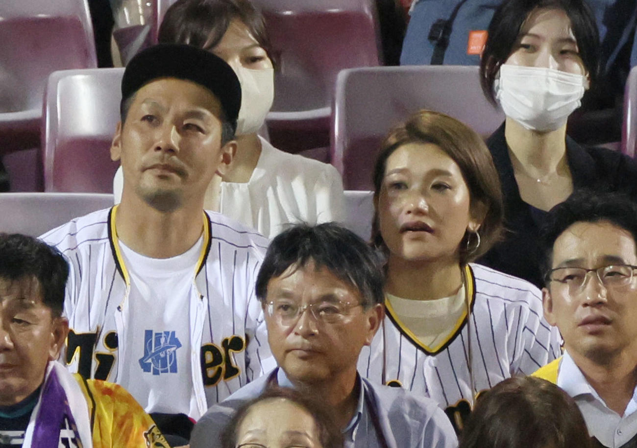 広島対阪神　試合観戦する門別の家族（ユニホーム姿の2人）（撮影・加藤孝規）