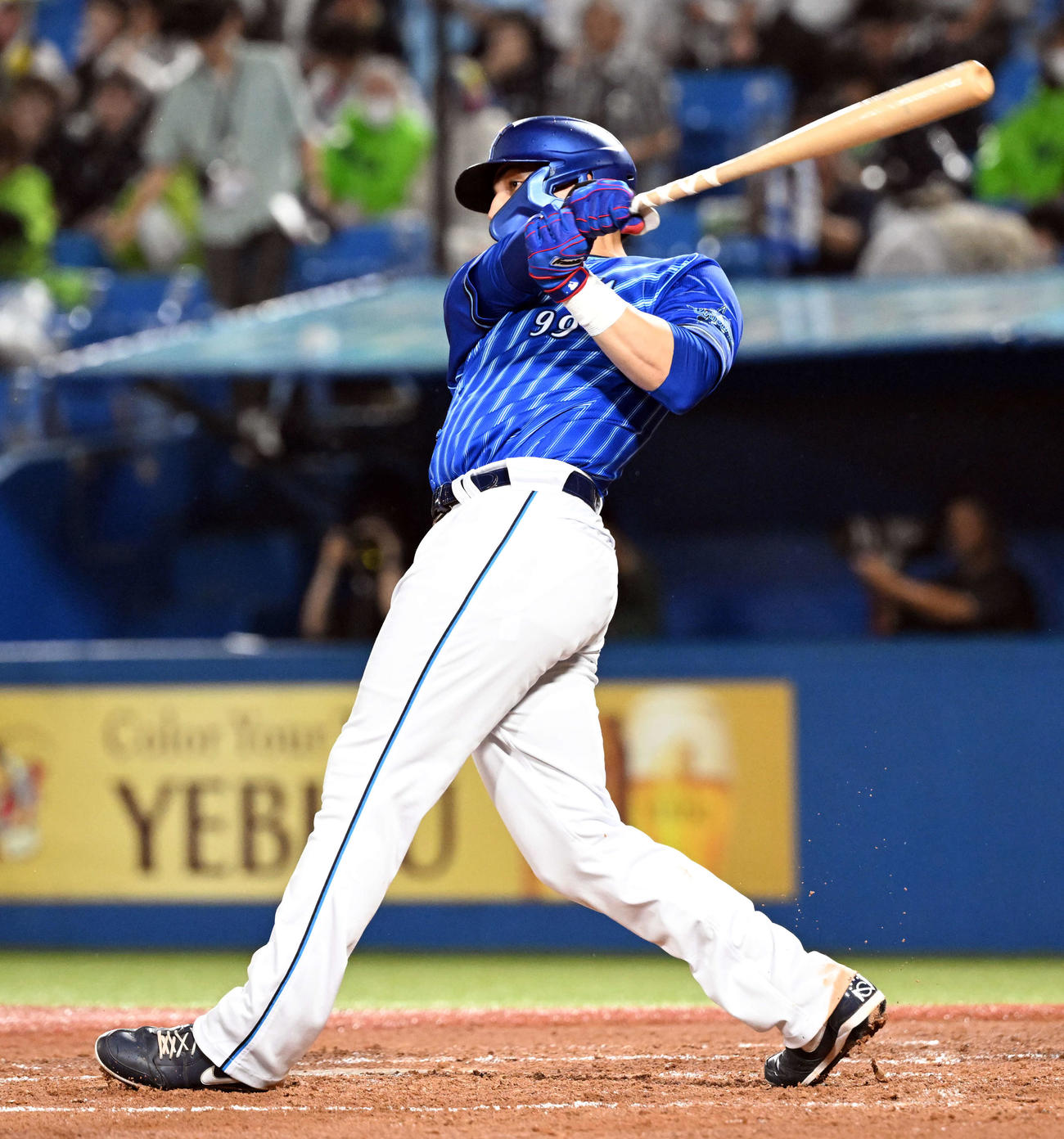 ヤクルト対DeNA 5回表DeNA無死、左越えに勝ち越しのソロ本塁打を放つソト（撮影・たえ見朱実）