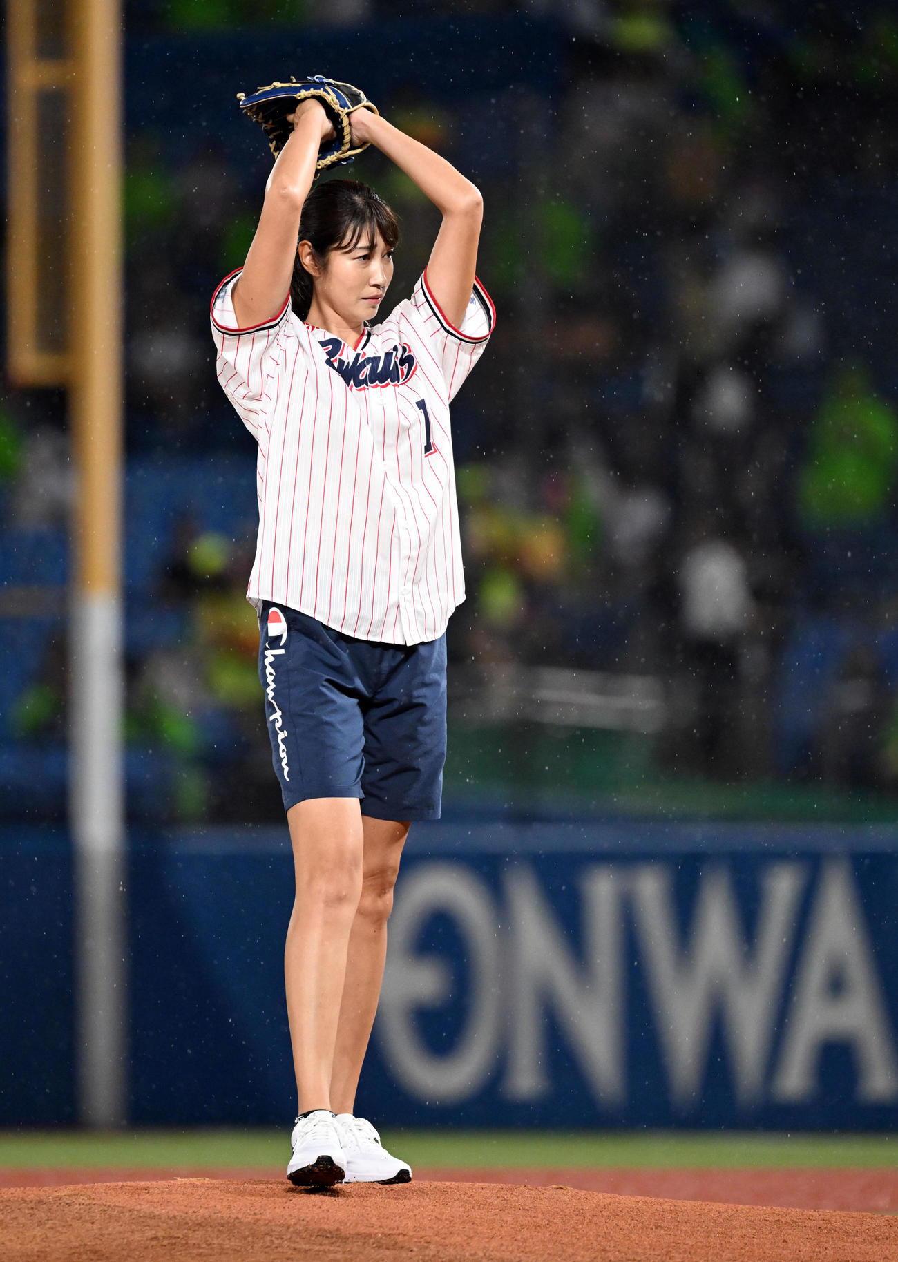 ヤクルト対DeNA　始球式を務めた狩野舞子（撮影・たえ見朱実）