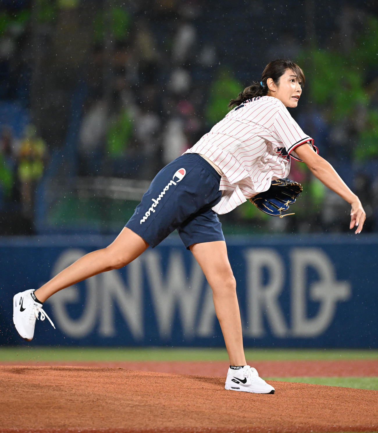 ヤクルト対DeNA　始球式を務めた狩野舞子（撮影・たえ見朱実）