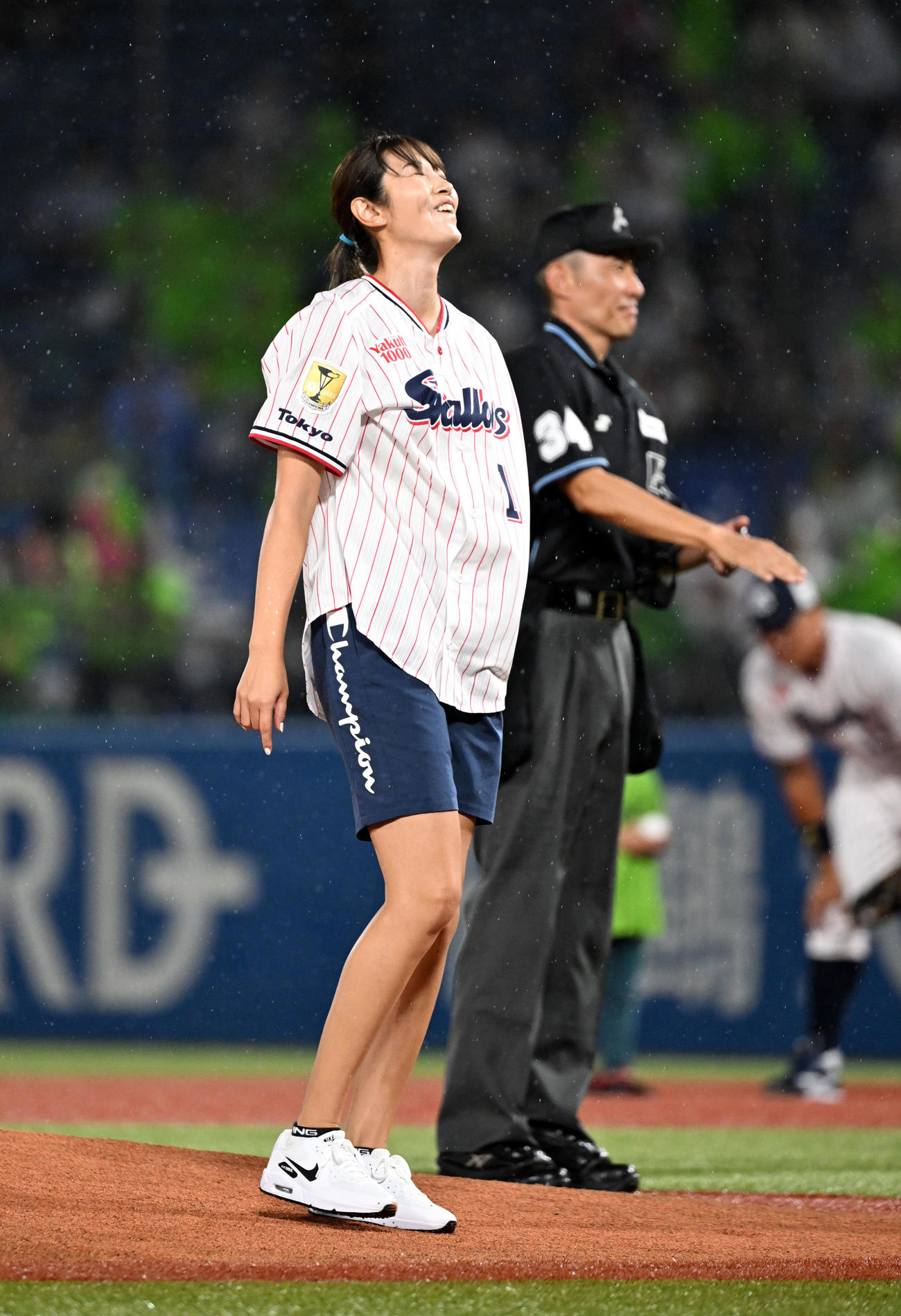 ヤクルト対DeNA　始球式を務めた狩野舞子（撮影・たえ見朱実）