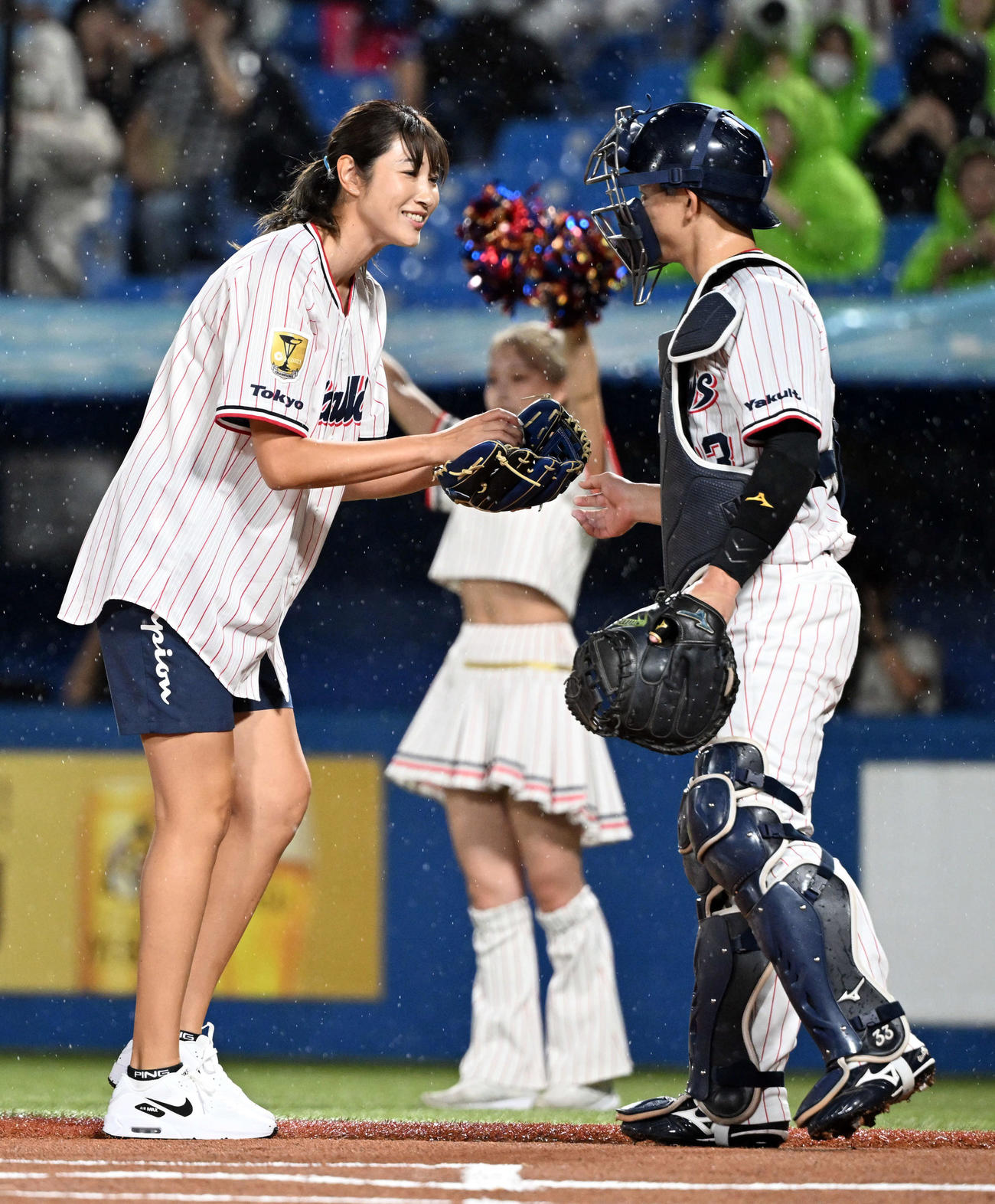 ヤクルト対DeNA　始球式を務めた狩野舞子（撮影・たえ見朱実）