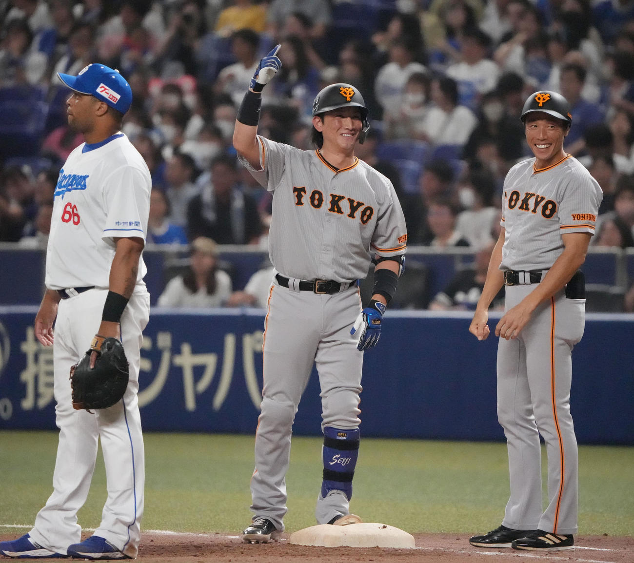 中日対巨人　9回表巨人1死一塁、中前安打を放った小林（中央）（撮影・森本幸一）