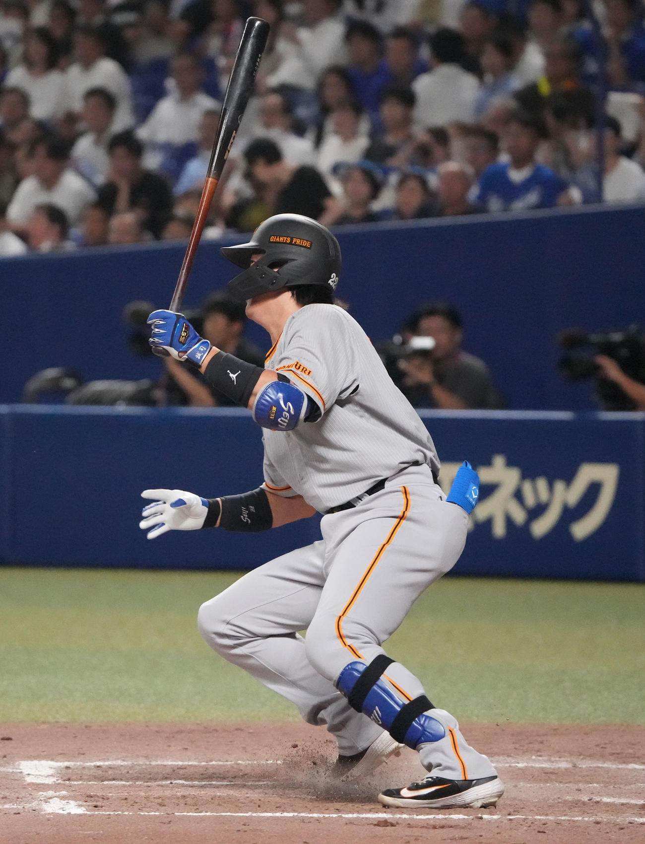 中日対巨人　9回表巨人1死一塁、中前安打を放つ小林（撮影・森本幸一）