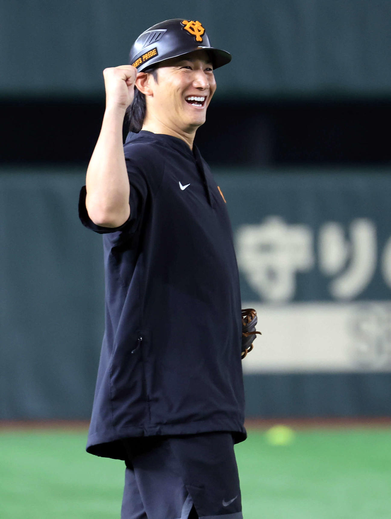笑顔でガッツポーズする巨人小林誠司（2023年7月撮影）