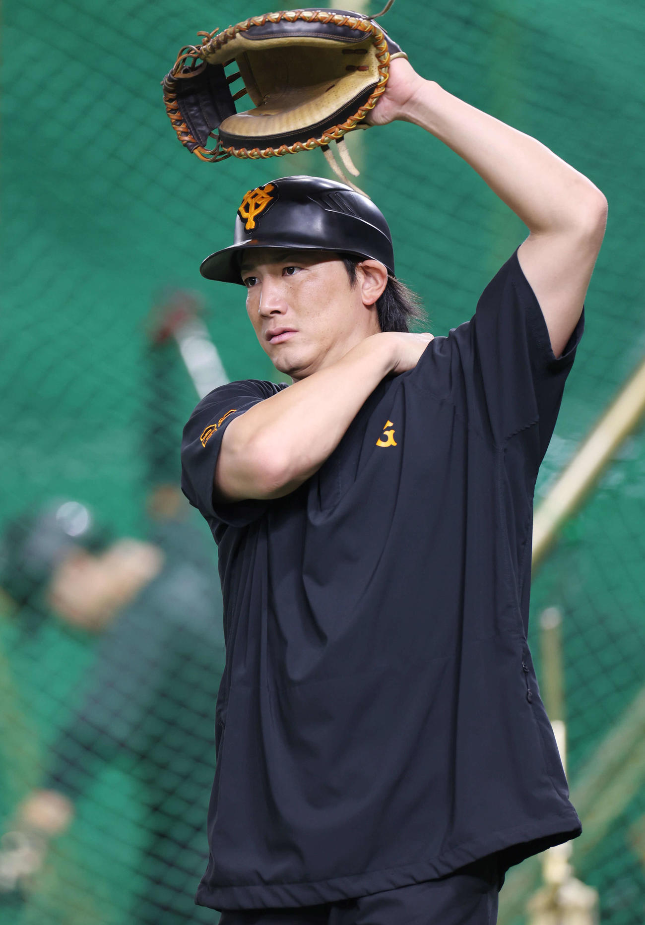 ストレッチする巨人小林誠司（2023年7月撮影）