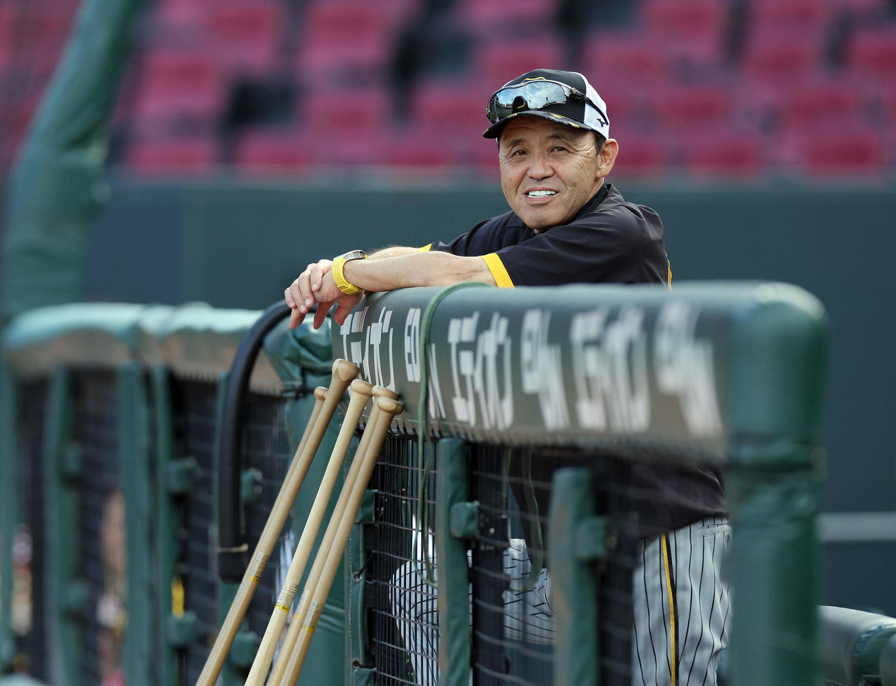 広島対阪神　試合前練習を見守る阪神岡田監督（撮影・前田充）