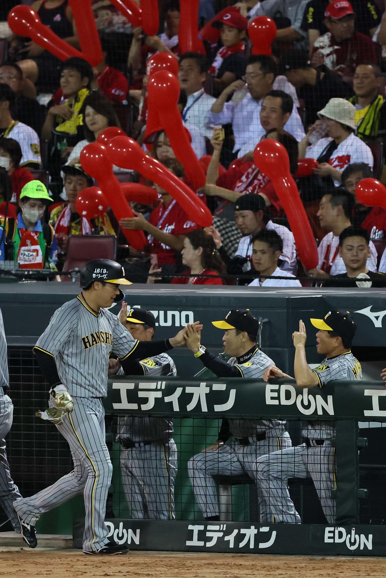 広島対阪神　7回表阪神2死一塁、小野寺暖の勝ち越し適時二塁打で生還した大山（左）をハイタッチで出迎える岡田監督（撮影・上田博志）