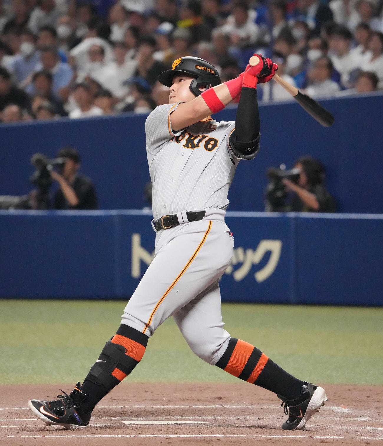 中日対巨人　4回表巨人1死、左越えソロ本塁打を放つ岡本和（撮影・森本幸一）