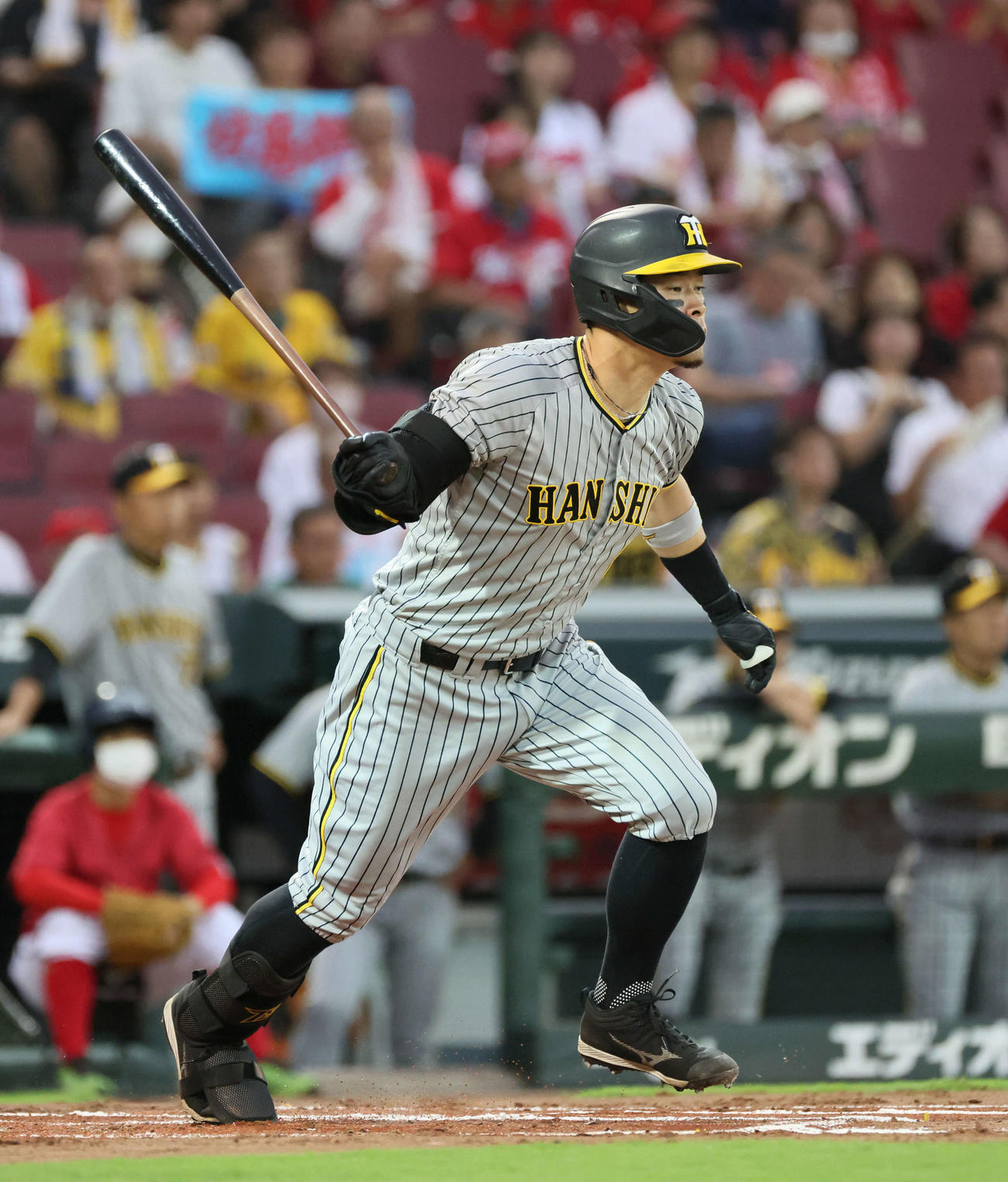 広島対阪神　1回表阪神2死一、三塁、佐藤輝は先制右前適時打を放つ（撮影・加藤孝規）