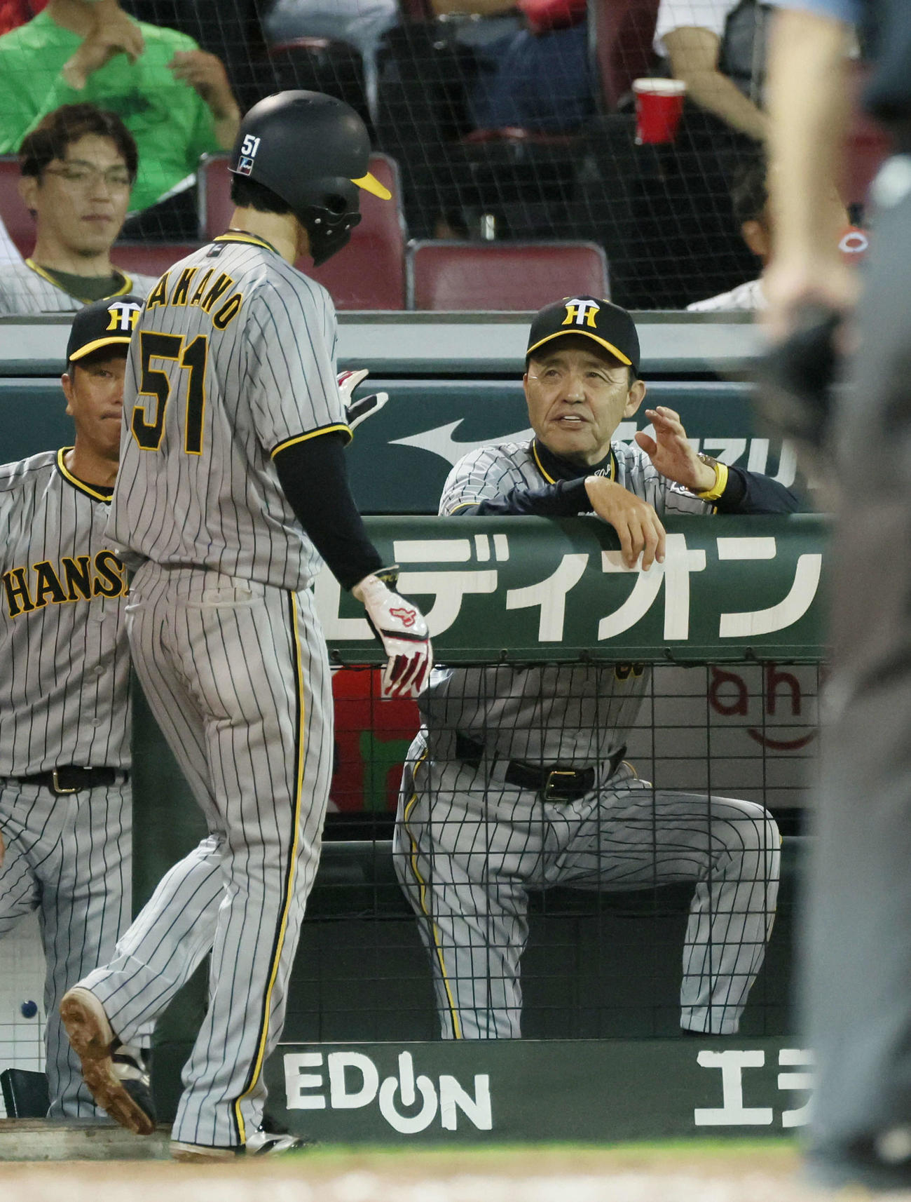 広島対阪神　5回表阪神1死一、二塁、大山の左適時打で生還した中野を迎える岡田監督（撮影・加藤孝規）