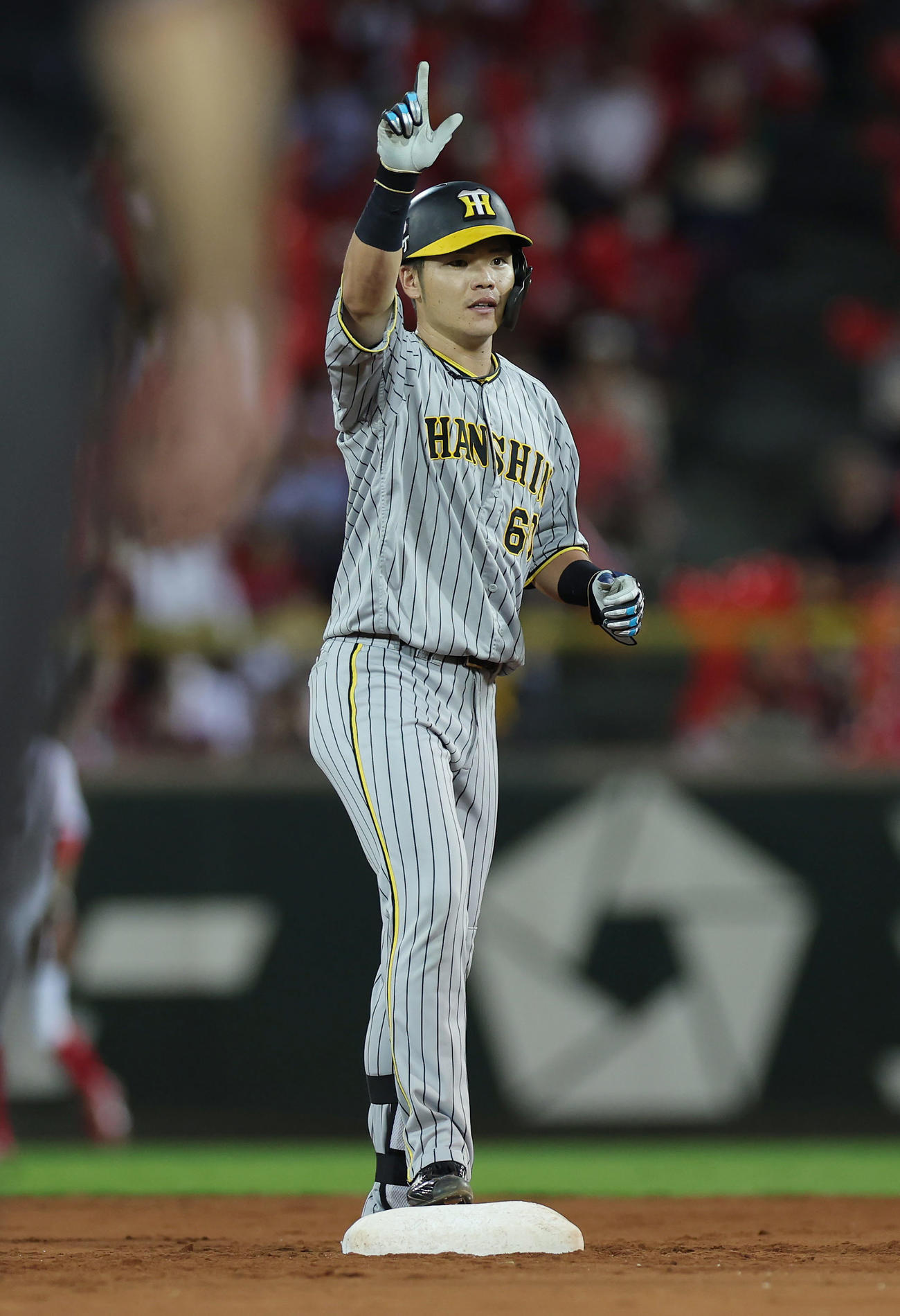 広島対阪神　7回表阪神2死一塁、右越え適時二塁打を放ちポーズをとる小野寺（撮影・前田充）