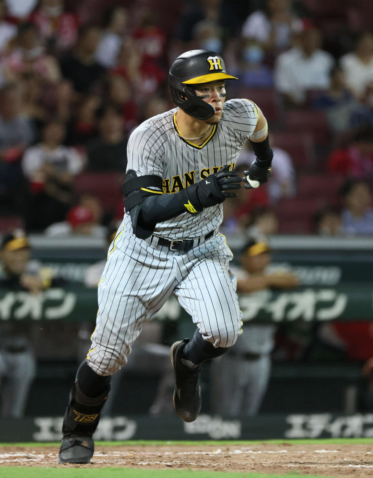 広島対阪神　5回表阪神1死一、二塁、佐藤輝は勝ち越しの右適時打を放つ（撮影・加藤孝規）