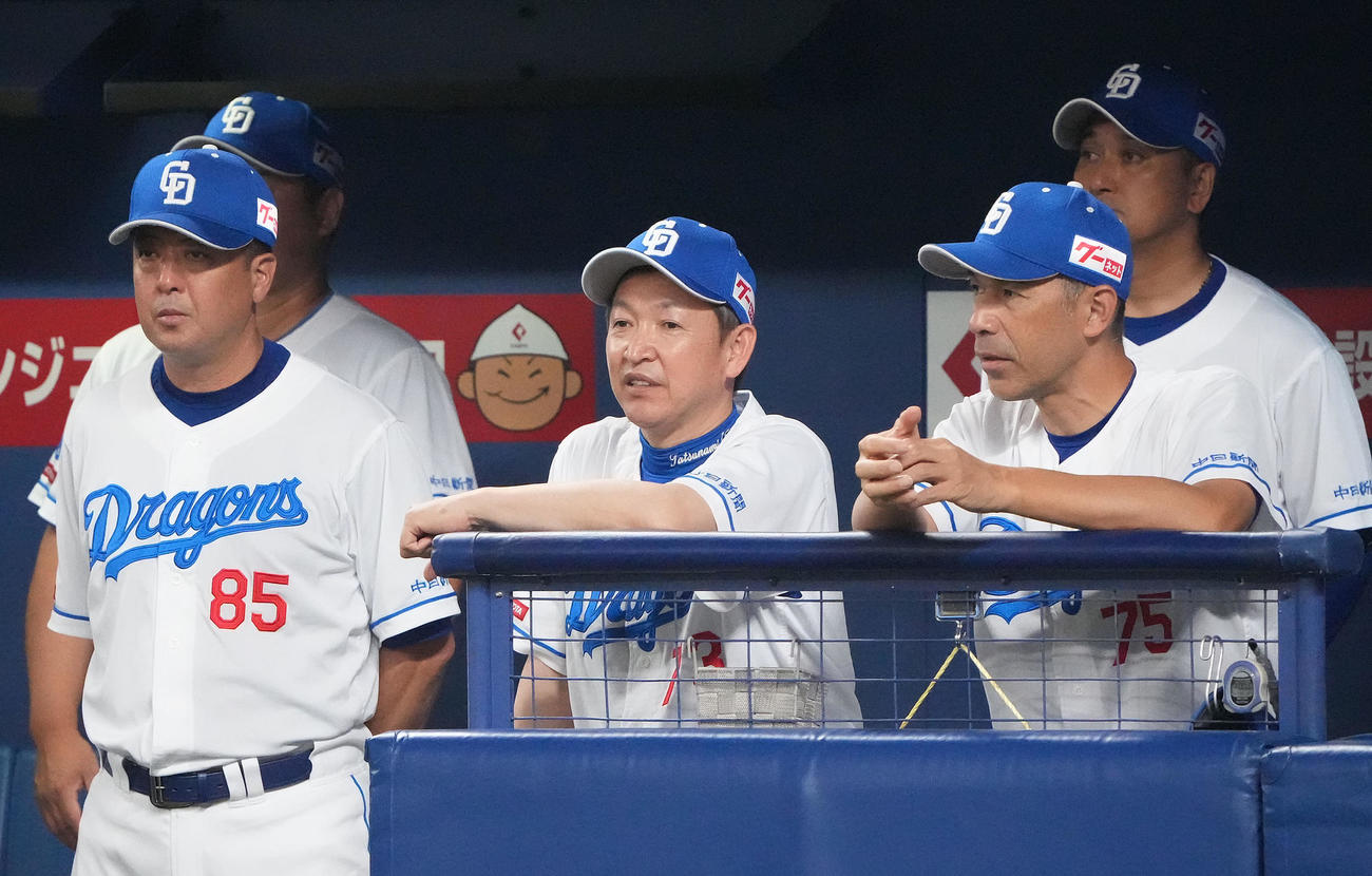 中日対巨人　9回裏、ベンチから試合を見つめる立浪監督（中央）（撮影・森本幸一）