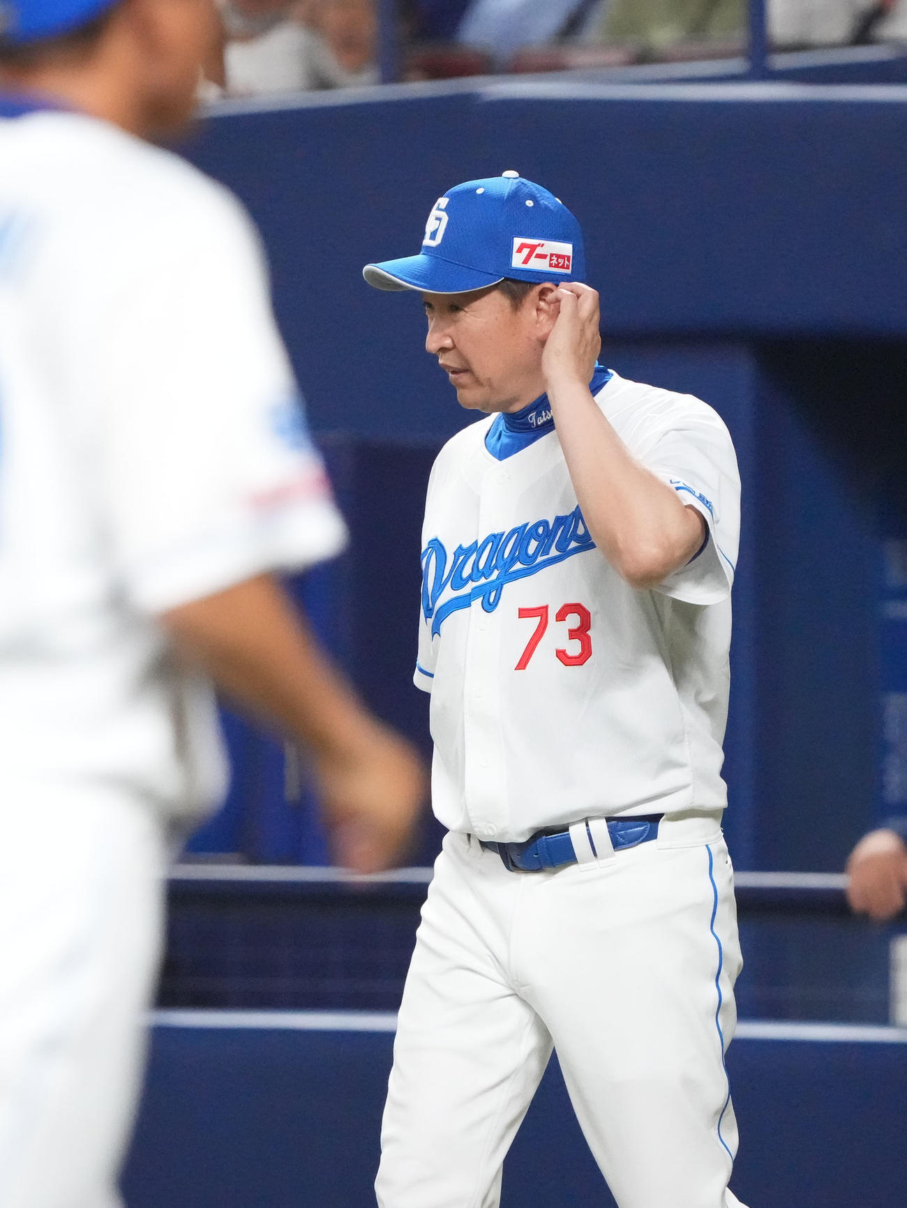 中日対巨人　4回終了、投手交代を告げる立浪監督（撮影・森本幸一）