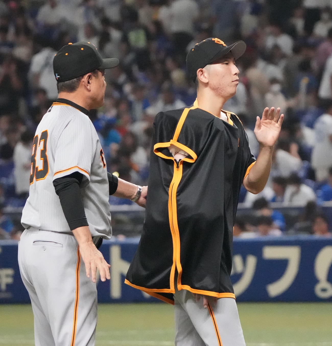 中日対巨人　試合終了、原監督とタッチを交わす戸郷（右）（撮影・森本幸一）
