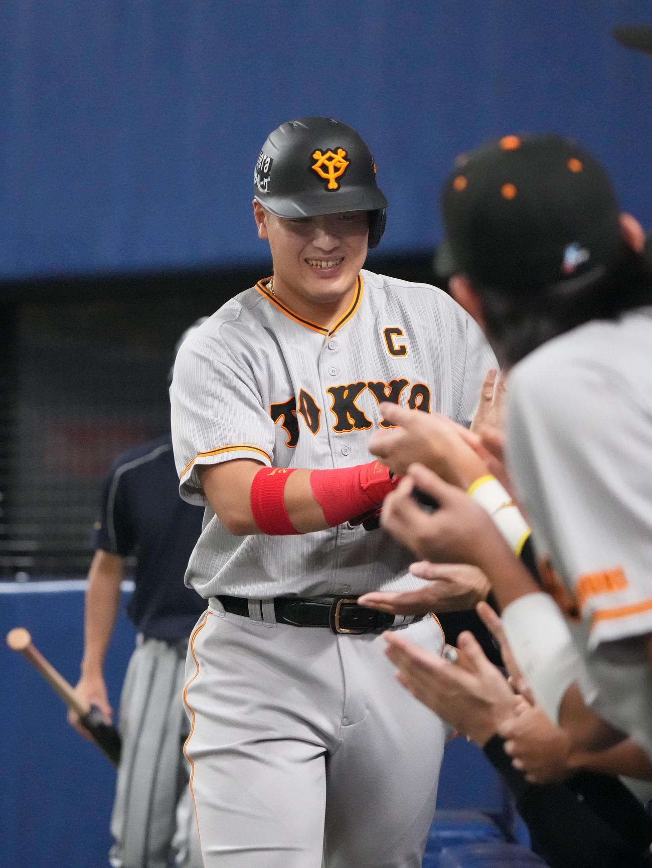 中日対巨人　4回表巨人1死、左越えソロ本塁打を放ちナインとタッチを交わす岡本和（左）（撮影・森本幸一）