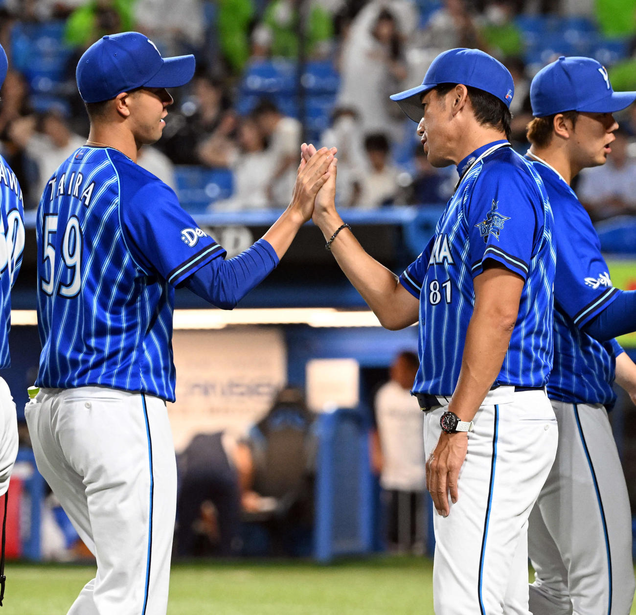 ヤクルト対DeNA　今季4勝目を挙げた平良を迎えるDeNA三浦大輔監督（撮影・たえ見朱実）