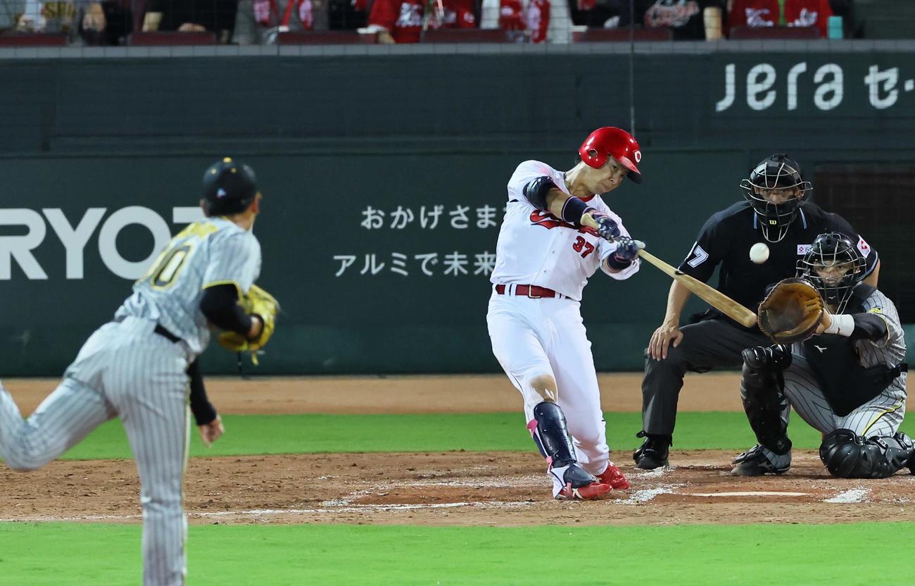 広島対阪神　3回裏広島1死二、三塁、野間は2点適時二塁打を放つ（撮影・上田博志）