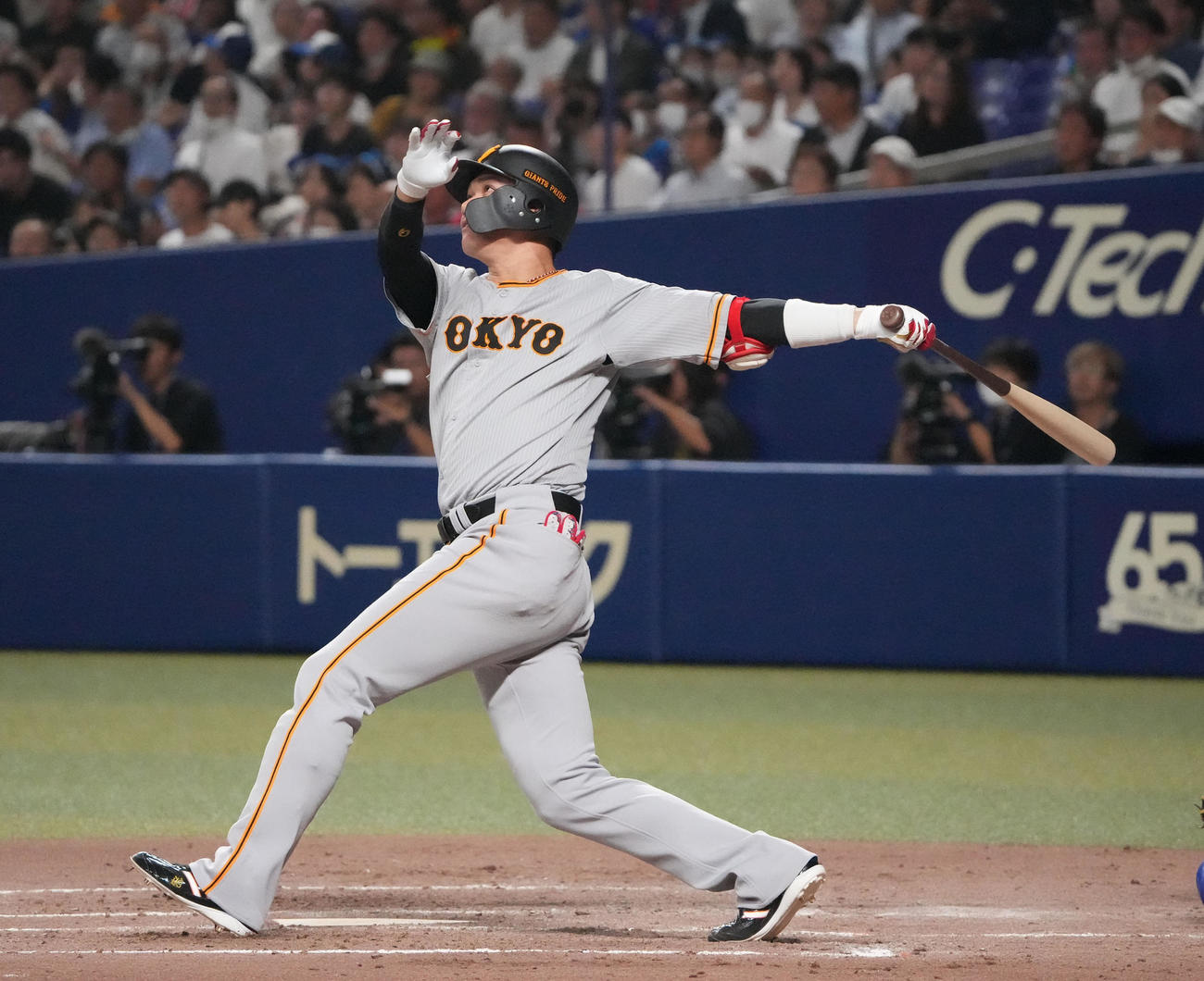 中日対巨人　4回表巨人1死、左越えソロ本塁打を放つ坂本（撮影・森本幸一）