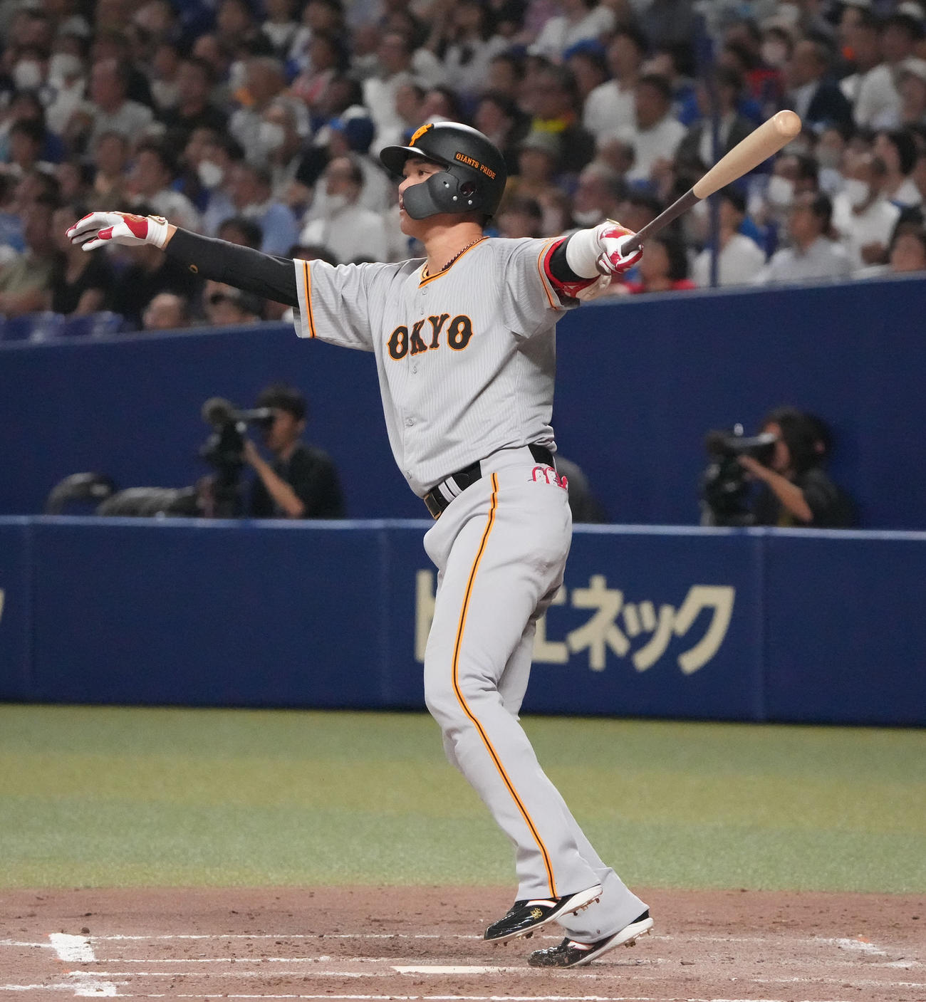 中日対巨人　4回表巨人1死、左越えソロ本塁打を放つ坂本（撮影・森本幸一）