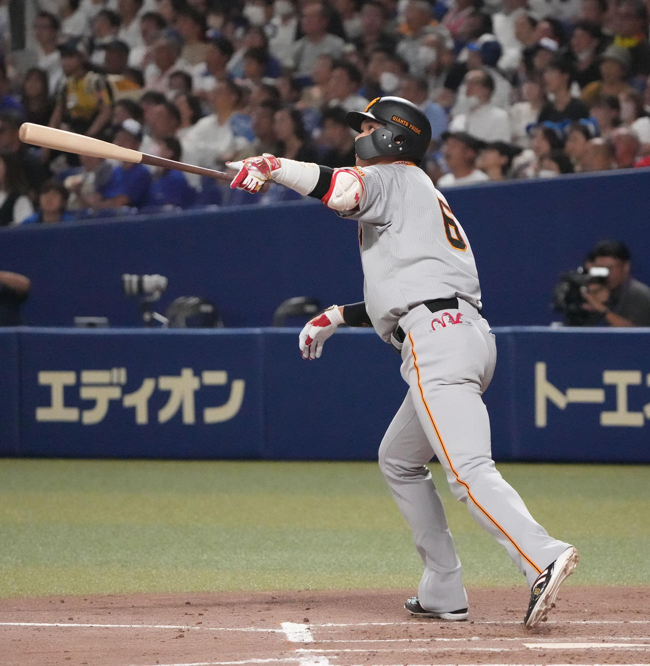 中日対巨人　4回表巨人1死、左越えソロ本塁打を放つ坂本（撮影・森本幸一）