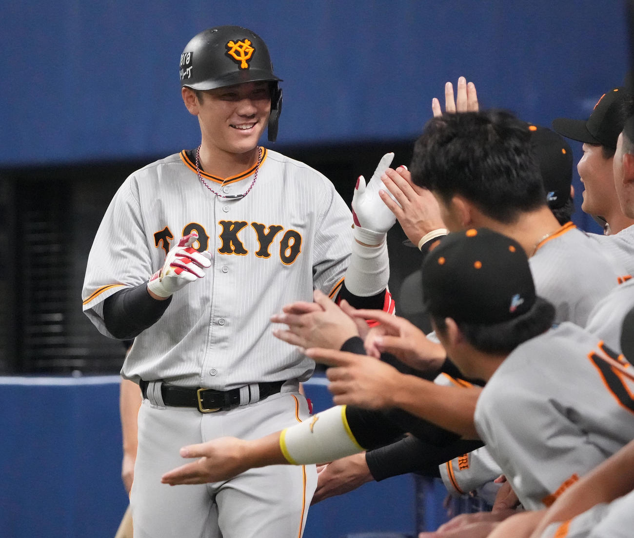 中日対巨人　4回表巨人1死、左越えソロ本塁打を放ちナインとタッチを交わす坂本（左）（撮影・森本幸一）