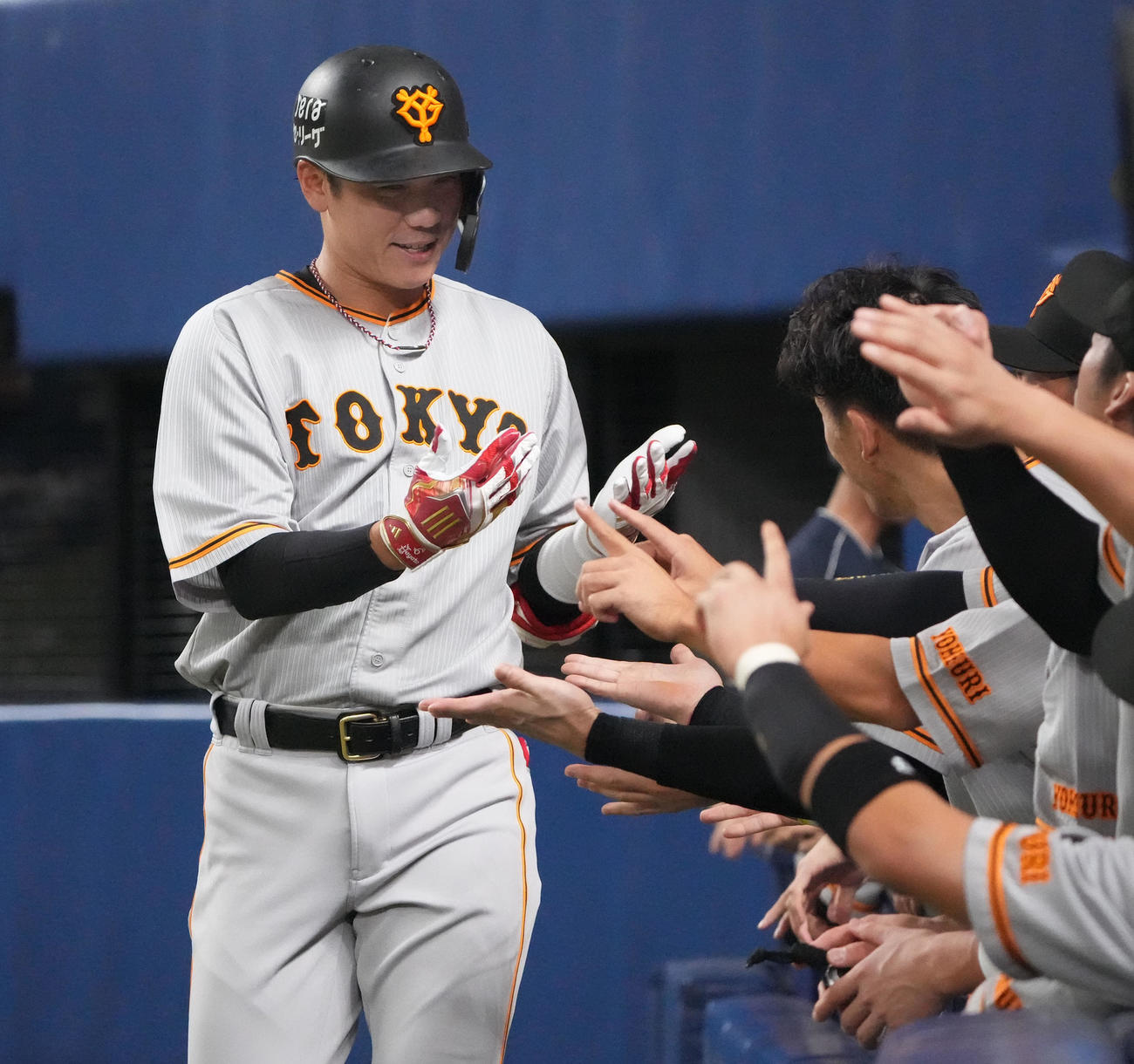 中日対巨人　4回表巨人1死、左越えソロ本塁打を放ちナインとタッチを交わす坂本（左）（撮影・森本幸一）