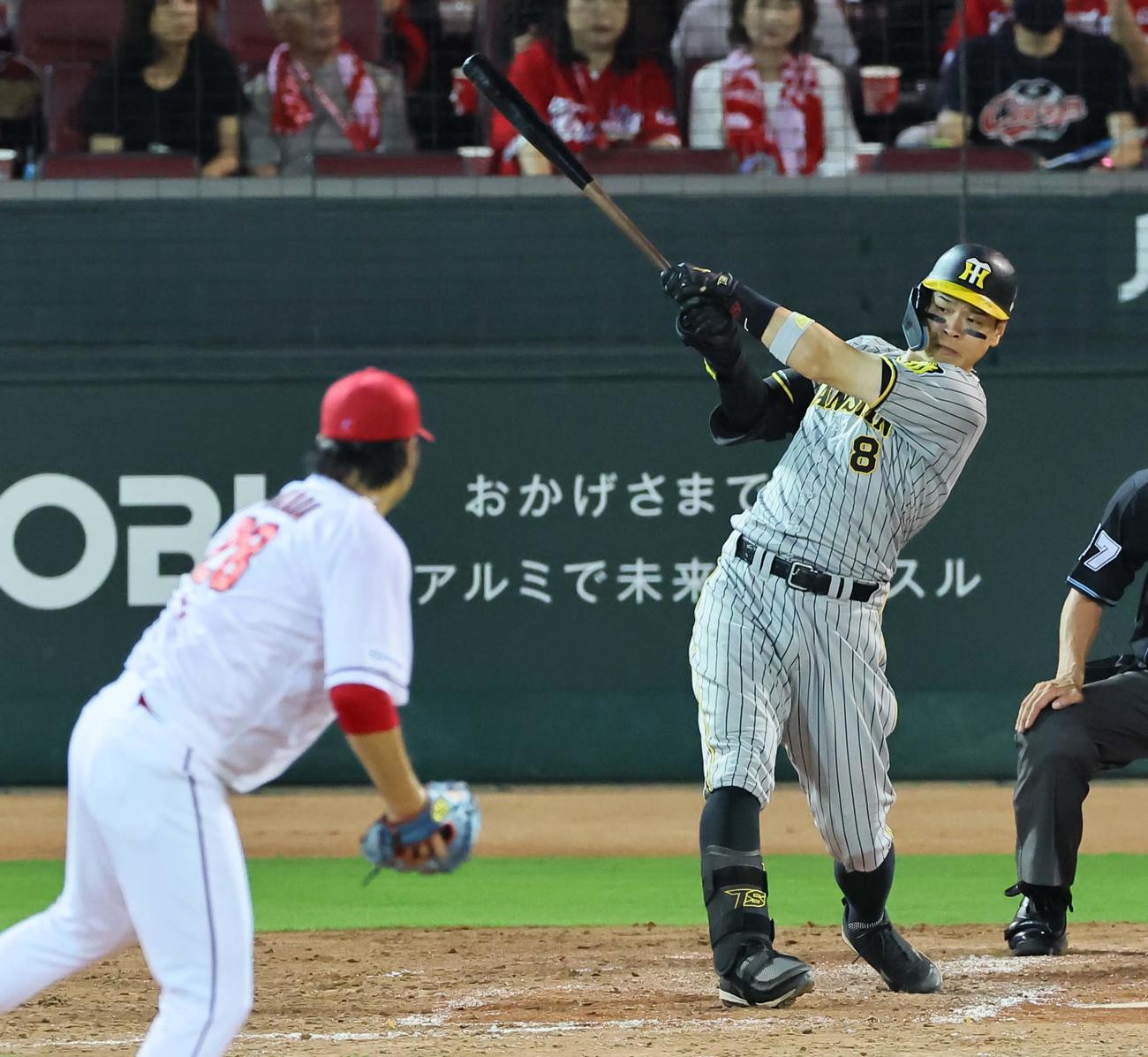 広島対阪神　5回表阪神1死一、二塁、佐藤輝は右前適時打を放つ（撮影・上田博志）