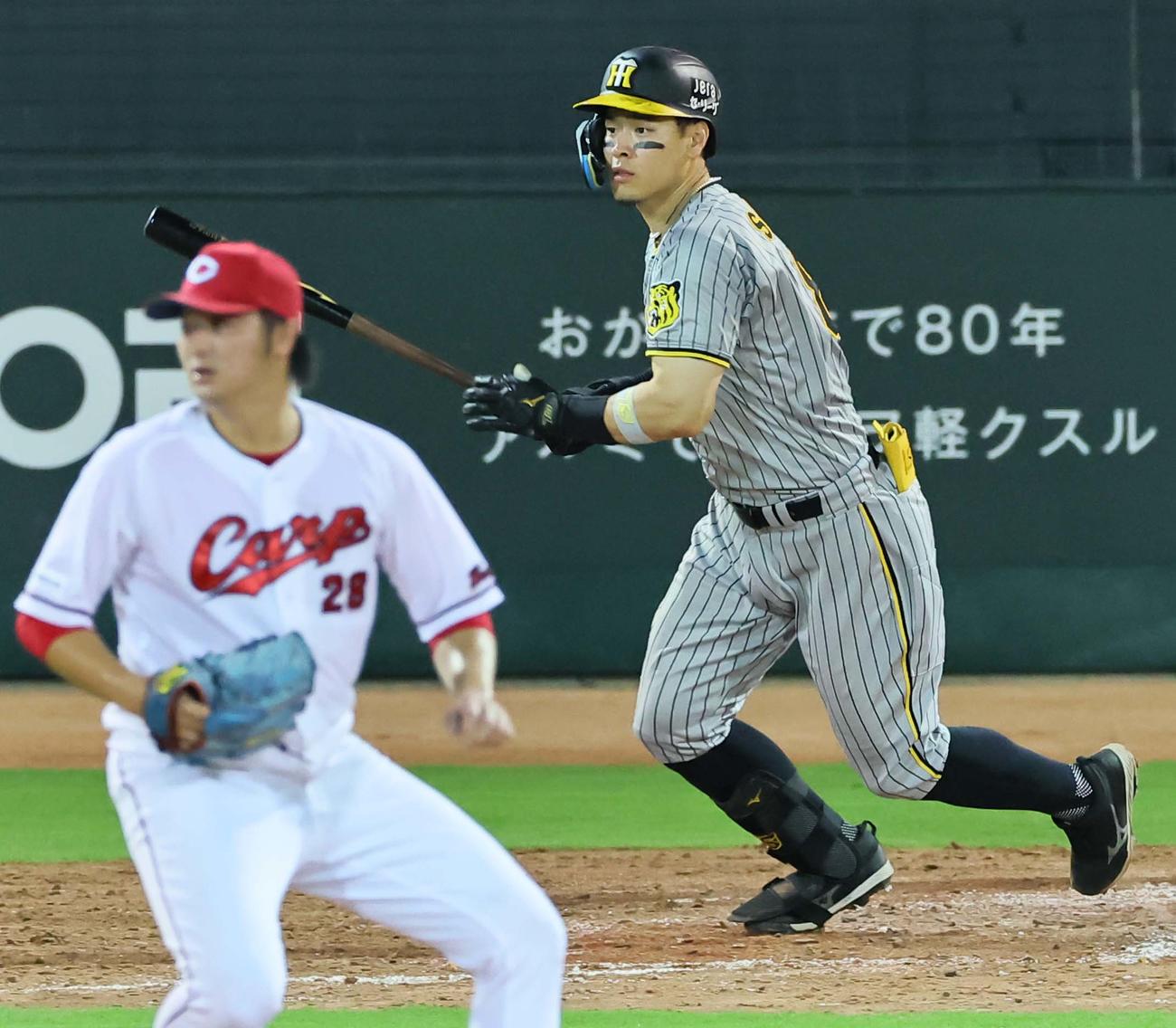 広島対阪神　5回表阪神1死一、二塁、佐藤輝は右前に勝ち越し適時打を放つ（撮影・上田博志）