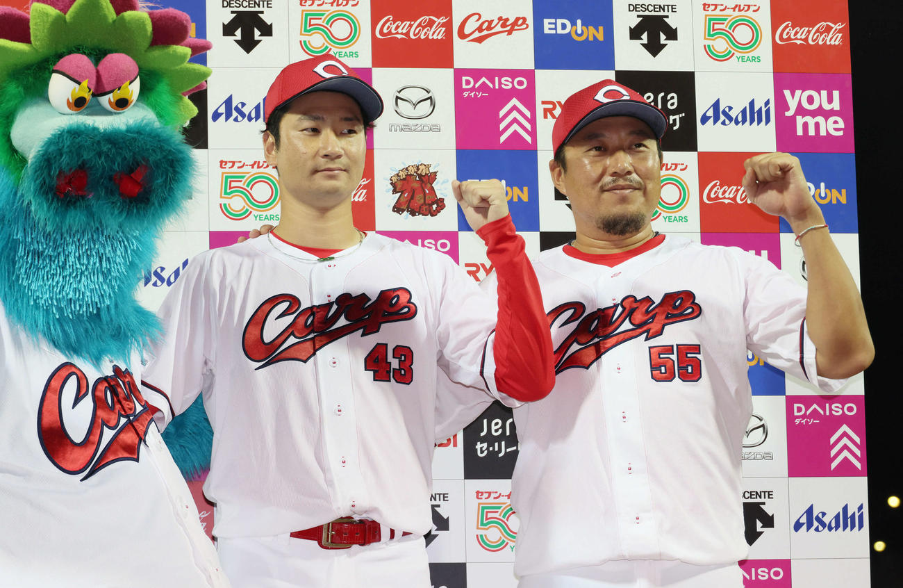 広島対阪神　お立ち台でポーズを決める島内と松山（右）。左はスラィリー（撮影・加藤孝規）
